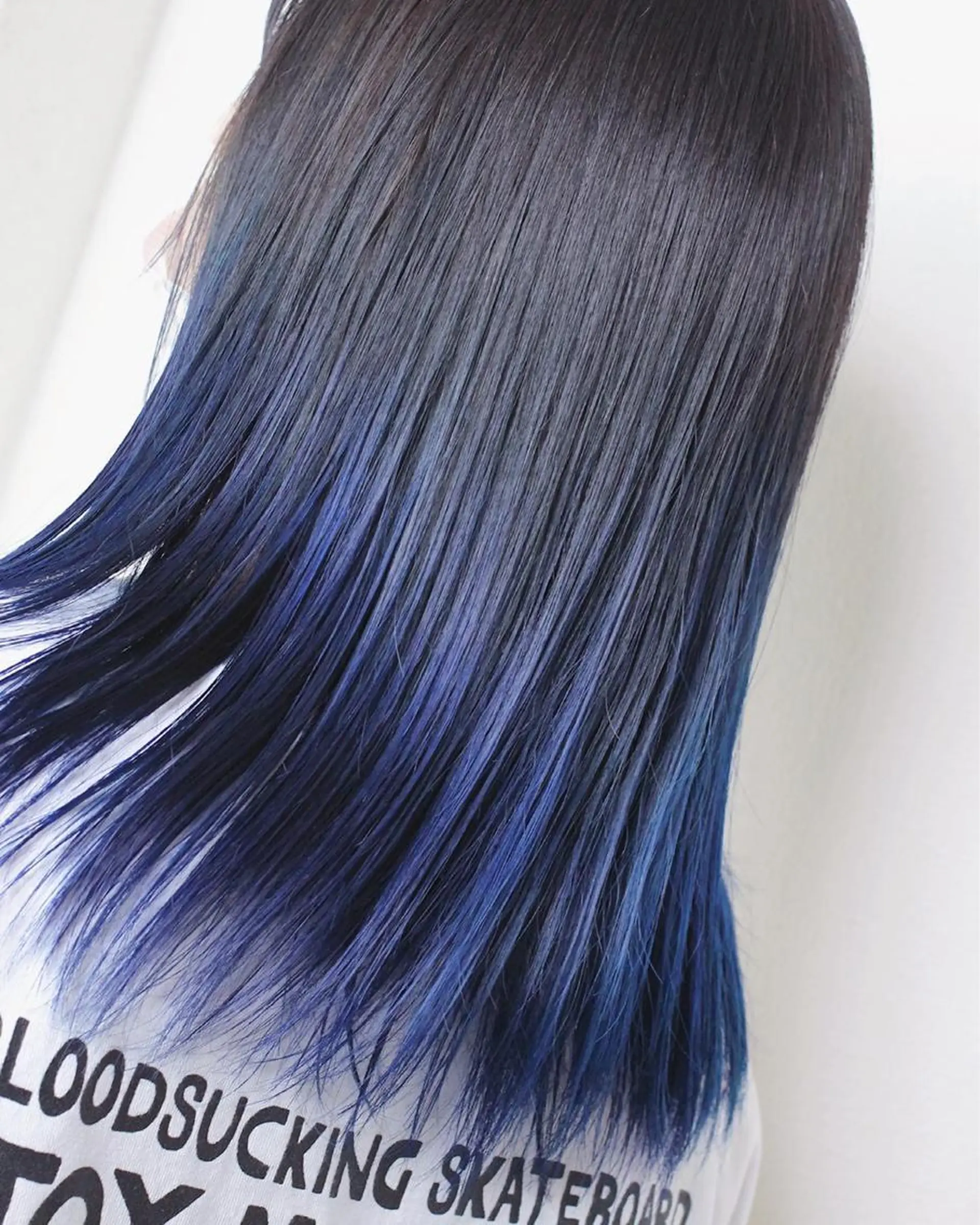 セミロング カラー アッシュ バレイヤージュ ブルーカラー グラデーションカラー レイヤーカット ヘアカラー 土居 正季のヘアスタイル