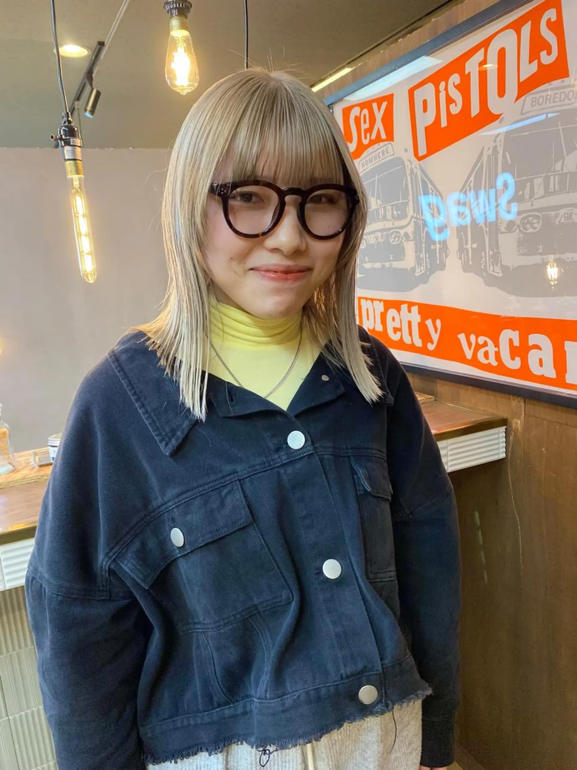 ミディアム カラー パーマ ヘアアレンジ ベージュカラー ハイトーンカラー ホワイトベージュ 顔まわりレイヤー レイヤーカット 髪と音処　マトぺ所属・デザインカラー/ボブ ブリーチカラー/ユリのヘアスタイル