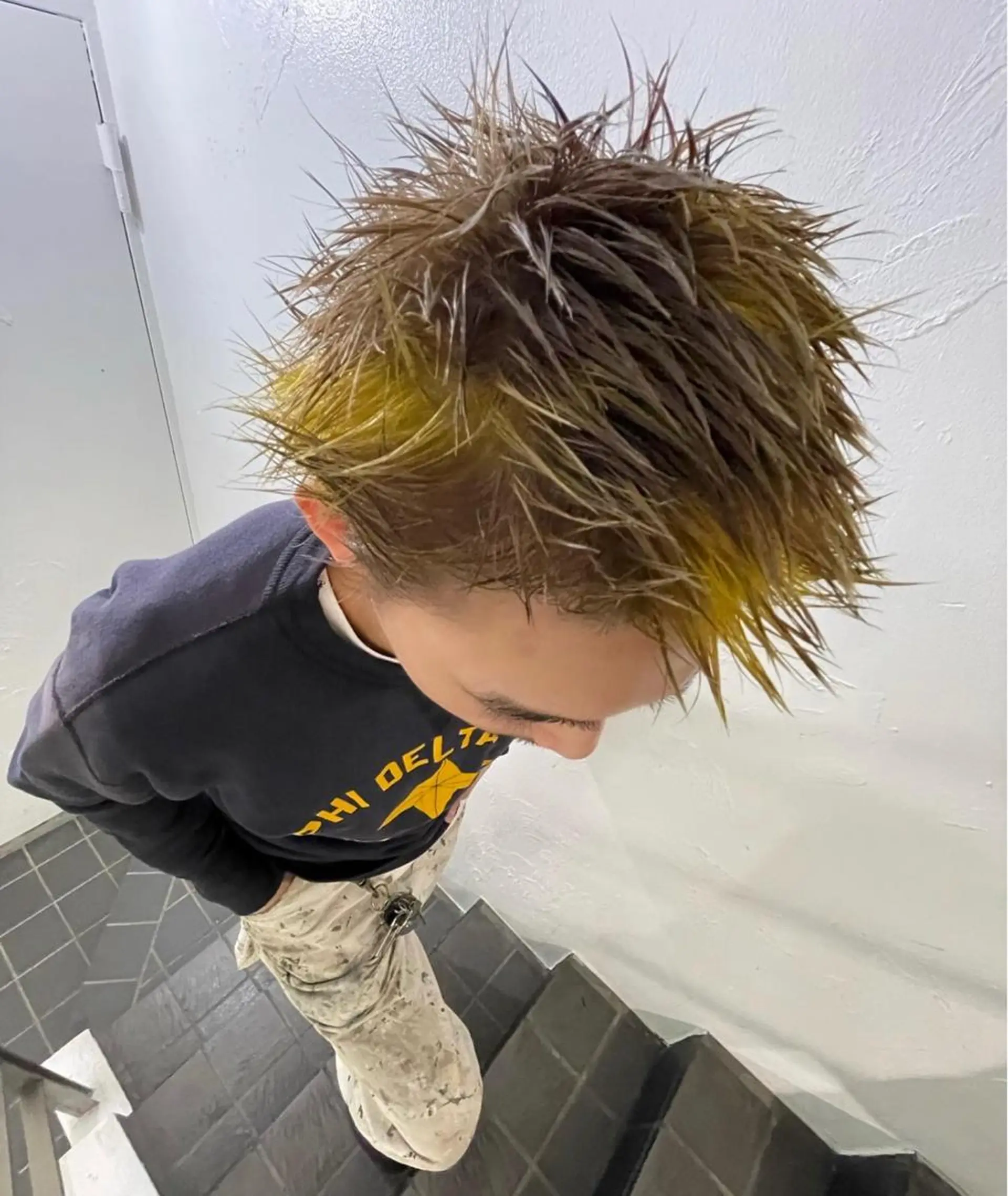 ショート カラー メンズ メンズバレイヤージュ メンズブリーチ センターパート フェードカット メンズハイライト ヘアカラー トリートメント スパイラルパーマ 🌐hina⭐️のヘアスタイル