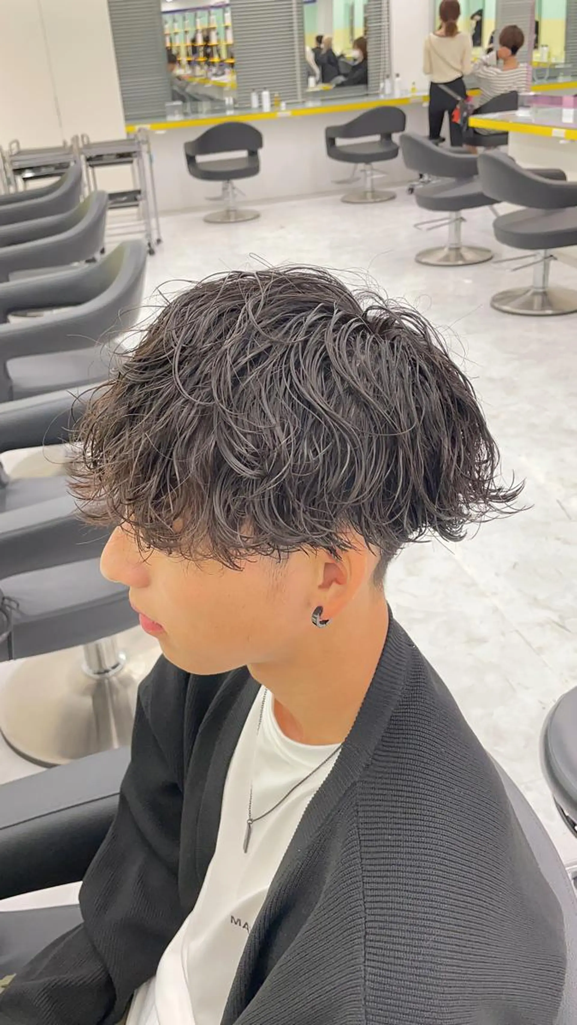 ミディアム パーマ ヘアアレンジ メンズ ミディアムパーマ メンズパーマ 顔まわりカット の達人のヘアスタイル