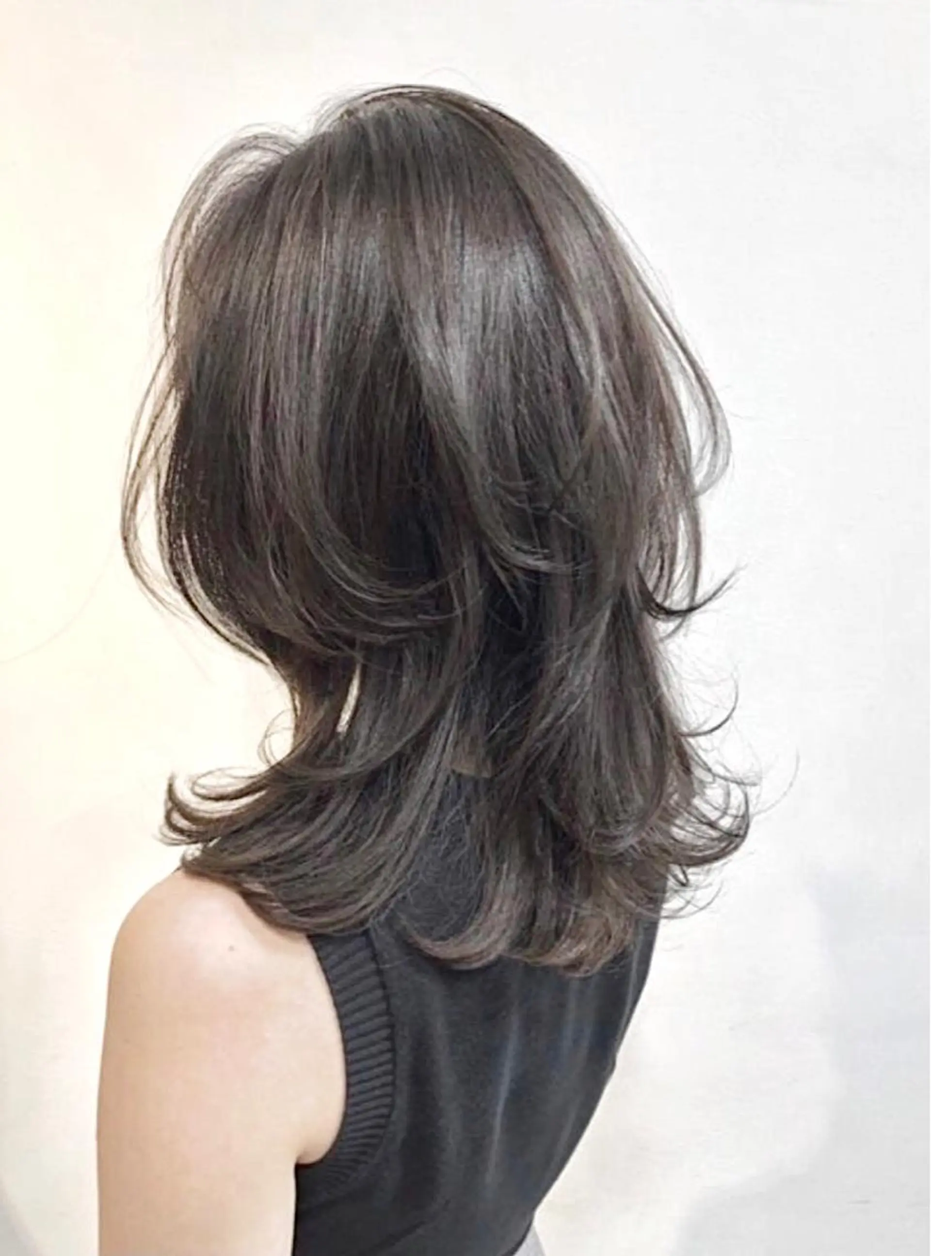 ミディアム カラー グレージュ 韓国風ヘア レイヤーカット ケア剤オタク×海外 ヘア長谷川裕起のヘアスタイル