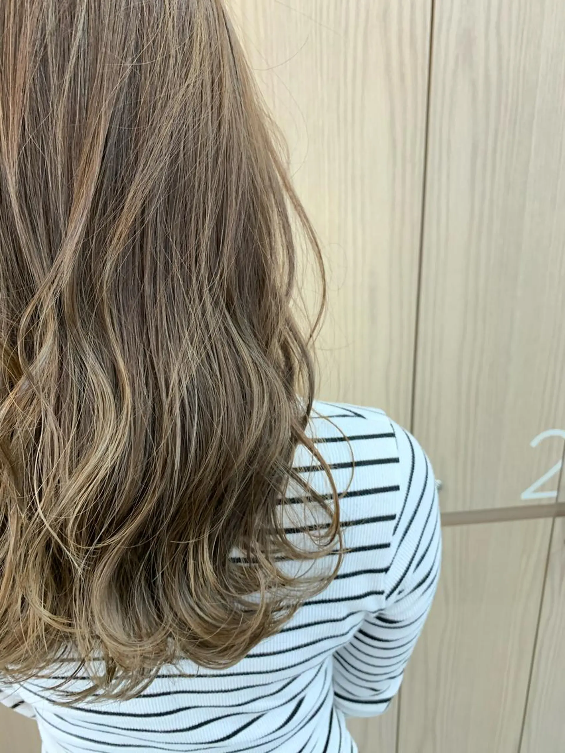 セミロング カラー ベージュカラー ハイライトカラー ミルクティーベージュ ハイライト Silk-lei【銀座店】所属・銀座/美髪縮毛矯正 /髪質改善/山本翔華のヘアスタイル