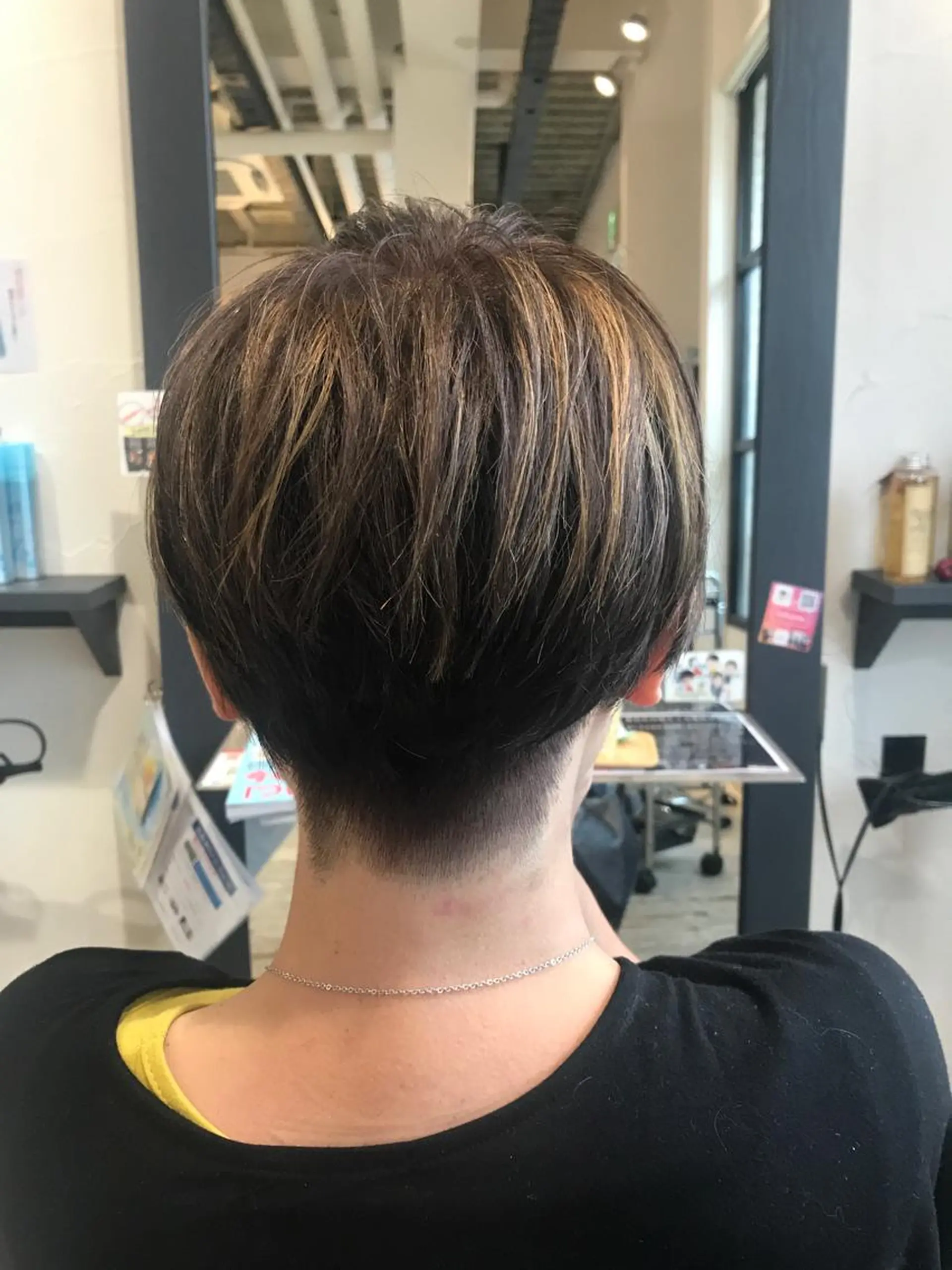 ショート カラー 水原 恵莉香のヘアスタイル