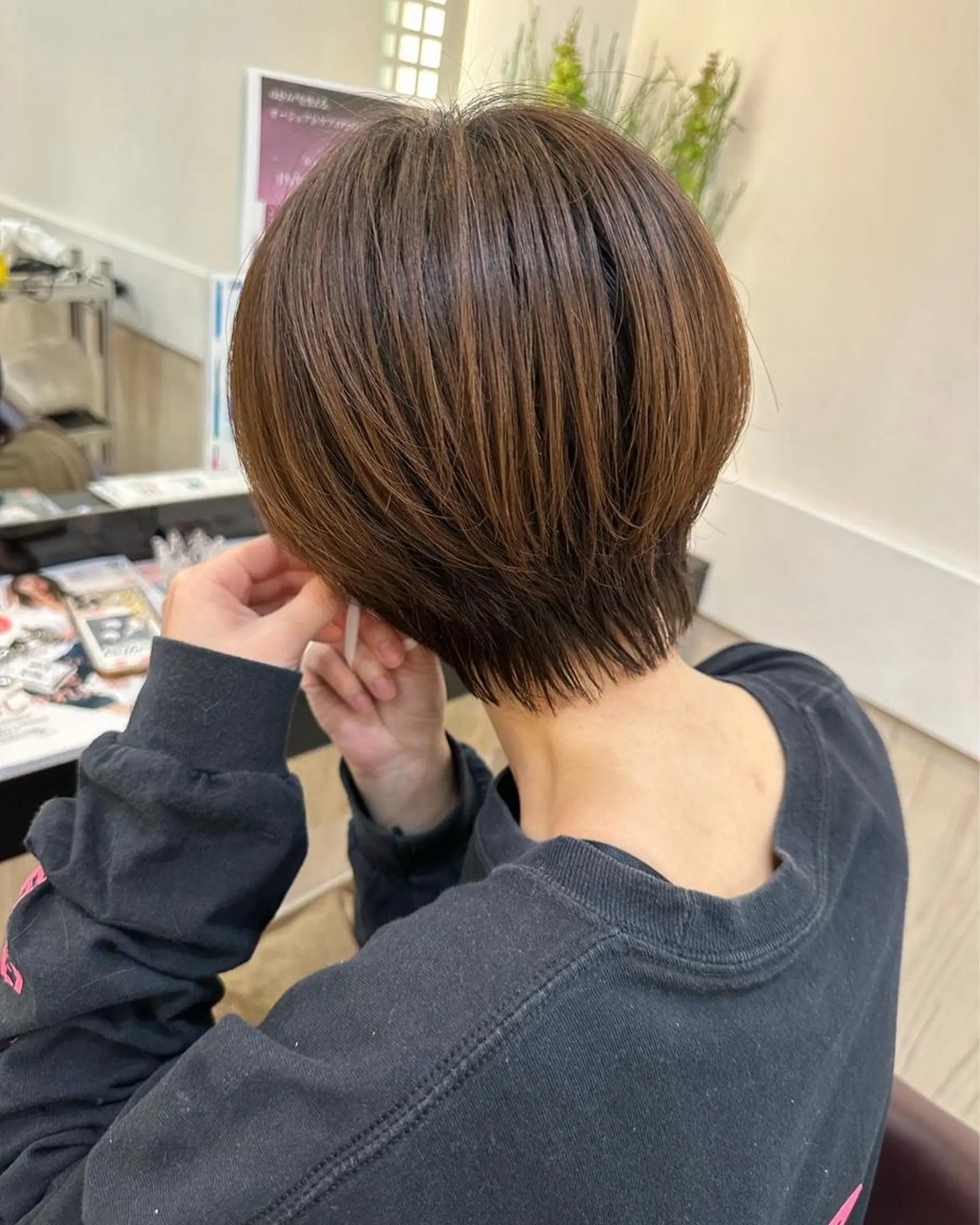 ショート 内田温子大人女性 ハイライト、ボブのヘアスタイル