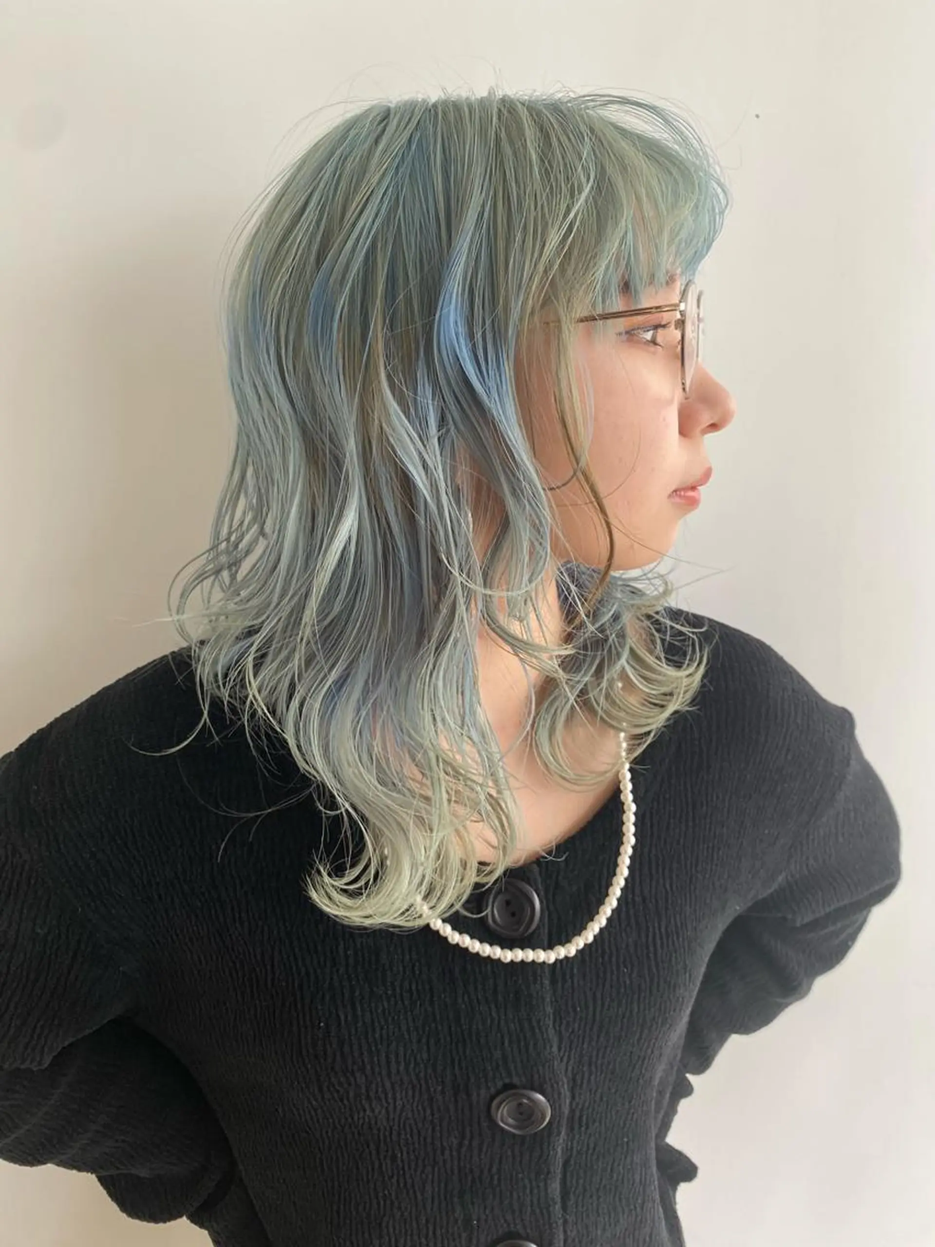 セミロング カラー ブリーチ ブルーカラー nambu-GARDEN所属・上田 昂雅のヘアスタイル