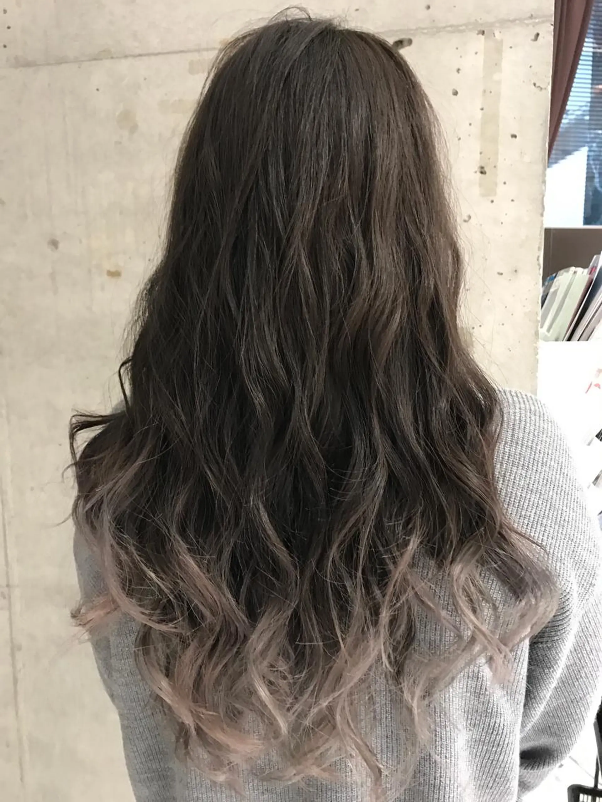 ロング カラー グラデーションカラー グレージュ カット ヘアカラー トリートメント 今井 由佳のヘアスタイル