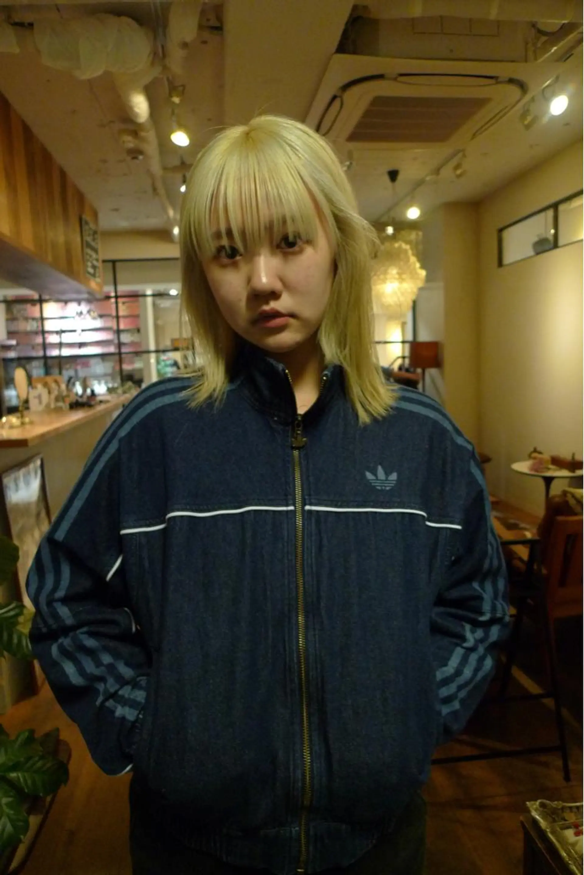 ミディアム カラー ブリーチ 抜きっぱなしブロンド 伸ばしかけ ヘアカラー ファッションに 溶け込むstyleのヘアスタイル