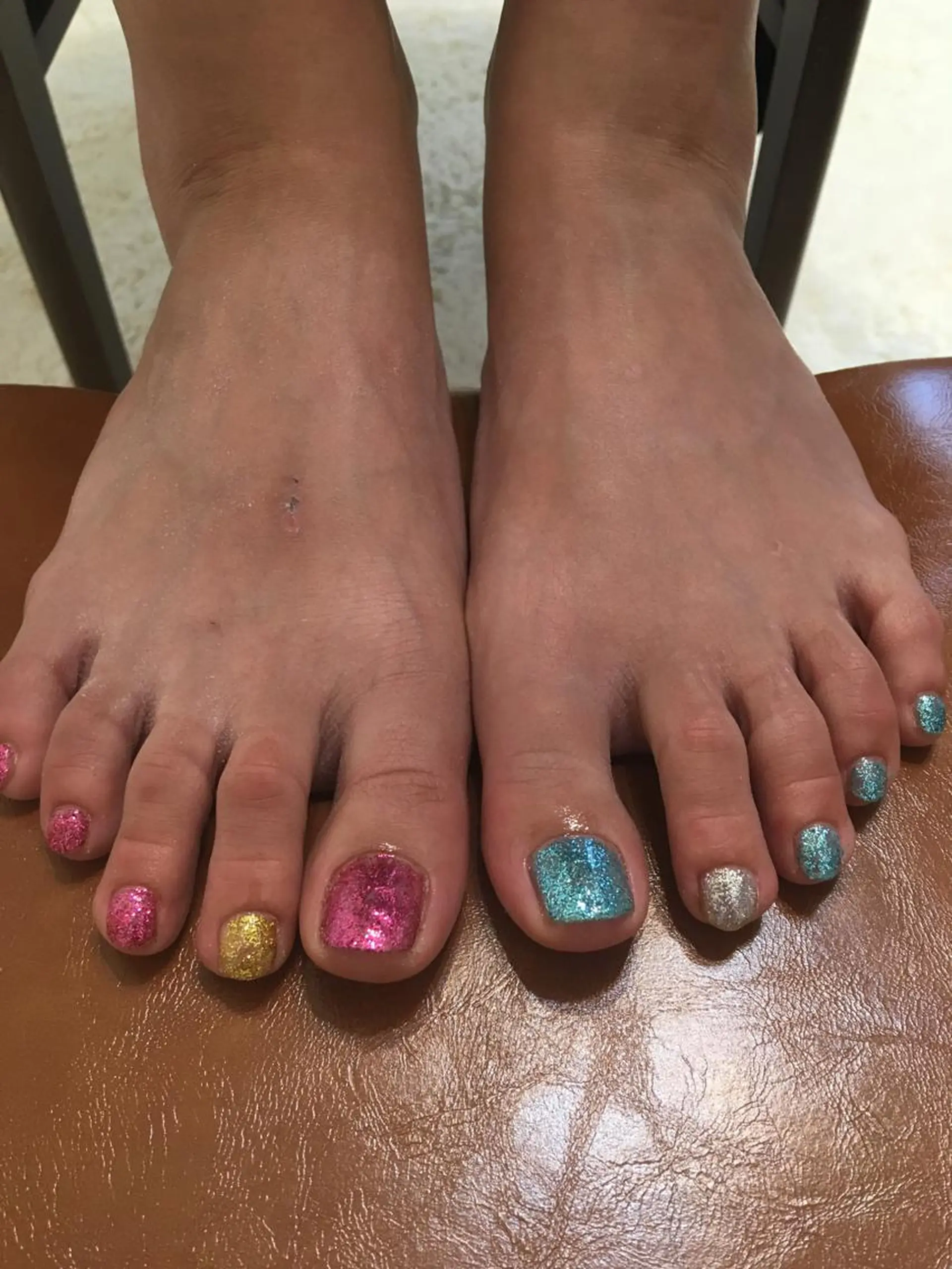 ネイル フットネイル ジェルネイル ラメ(グリッター) フットネイル 🌈KANÅKO 🌈のネイルデザイン