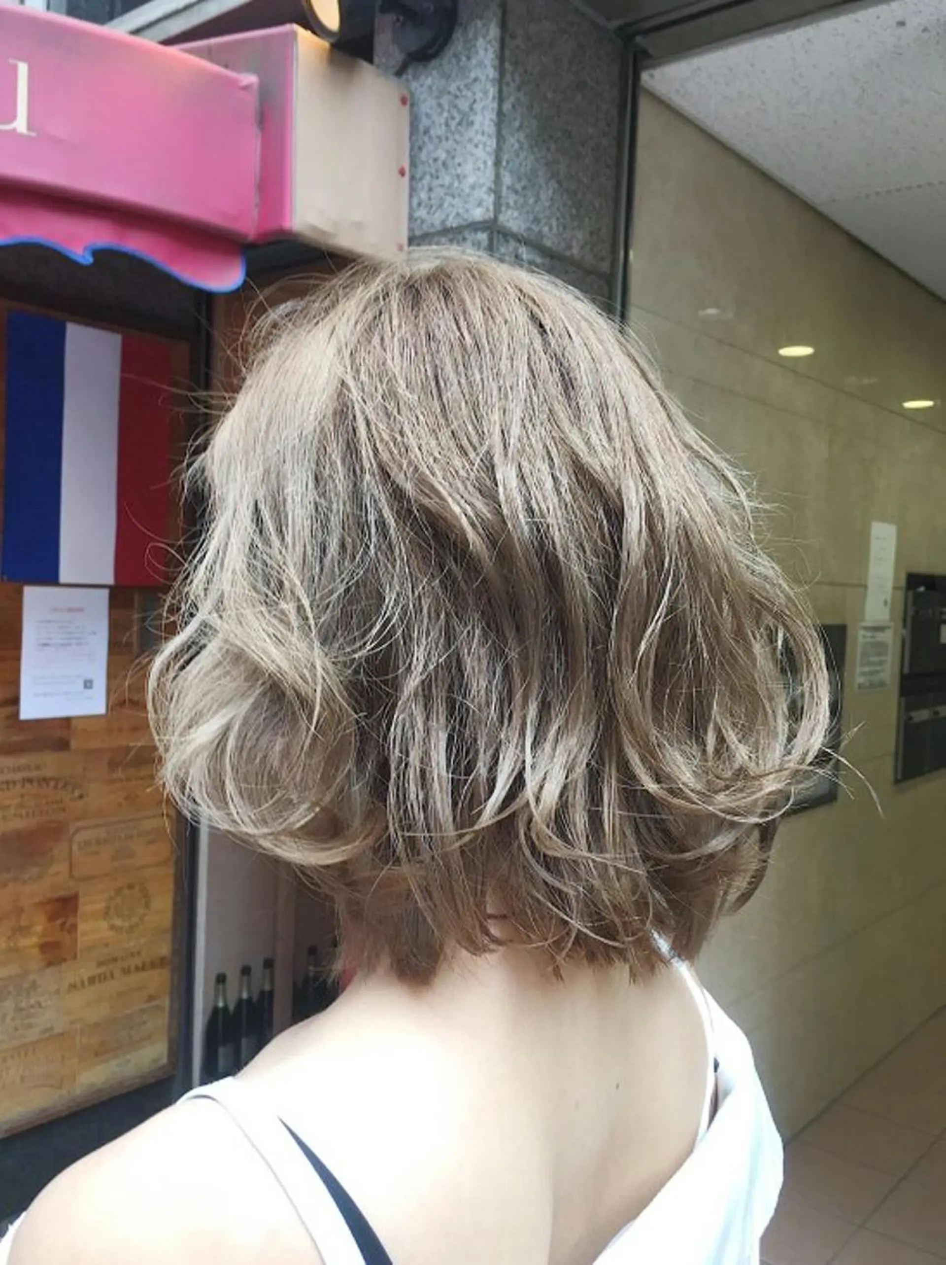 ショート カラー グレージュ ボブ 外ハネヘア alpha. カラーエクステ下妻のヘアスタイル