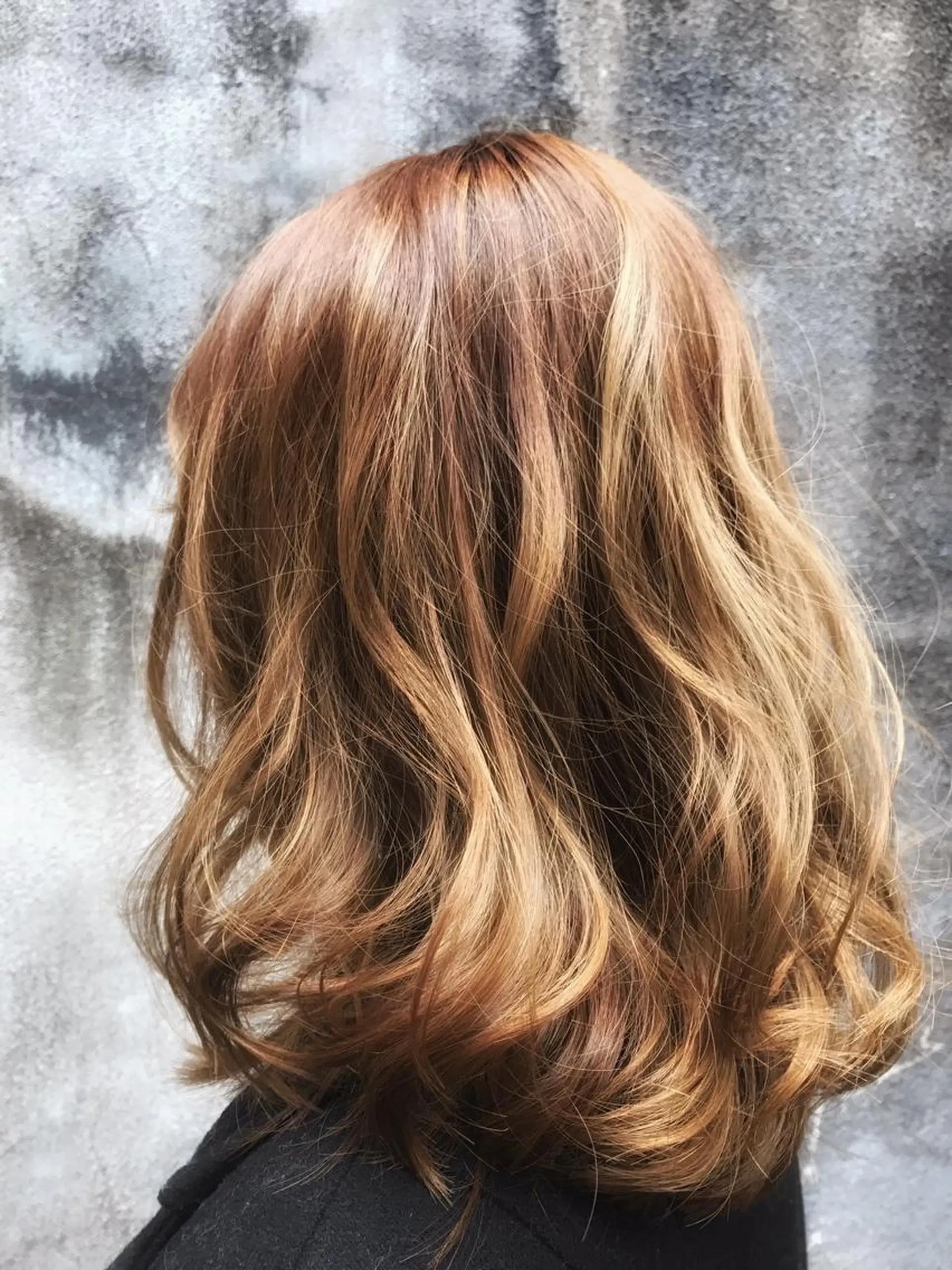 セミロング カラー ベージュカラー ハイライトカラー ハイライト vato マンツーマンサロンのヘアスタイル