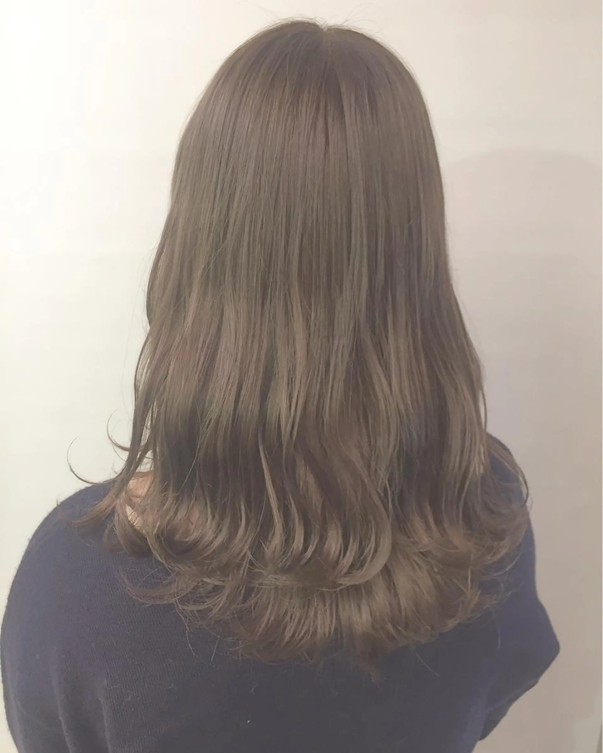 ミディアム カラー ベージュカラー ブリーチ ミルクティーベージュ カット ヘアカラー 齋藤 咲のヘアスタイル