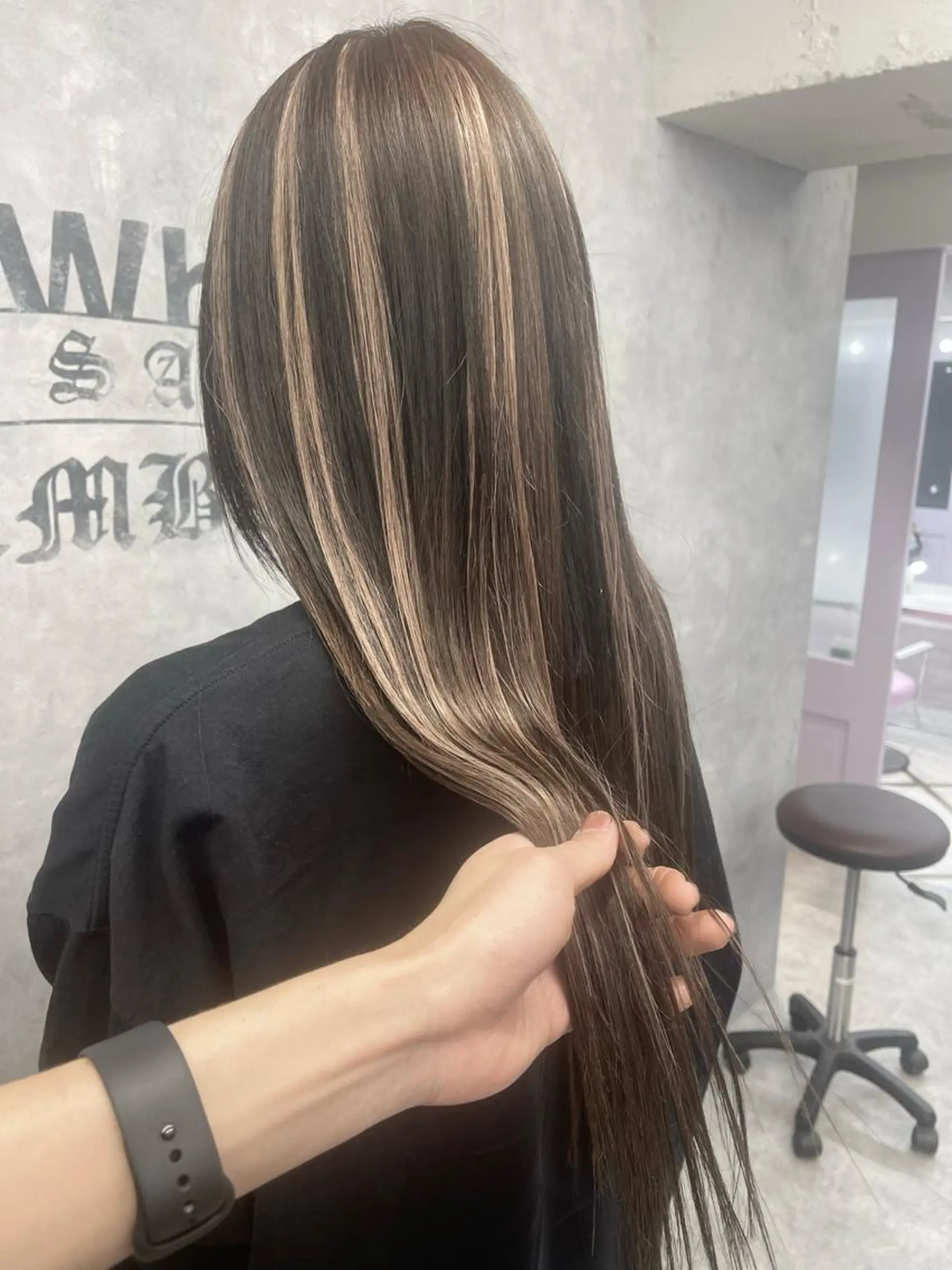 ロング カラー ハイライトカラー エクステ ハイライト エクステ オフホワイトアンドなんば所属・福西 洋斗のヘアスタイル