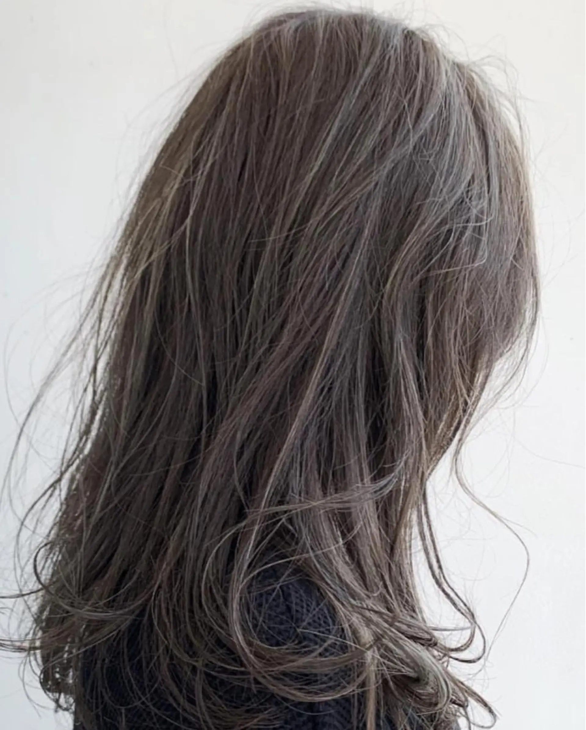 セミロング カラー アッシュ アッシュグレー ハイライトカラー ハイライト salon m ni サロンマーニ所属・久保田 一のヘアスタイル