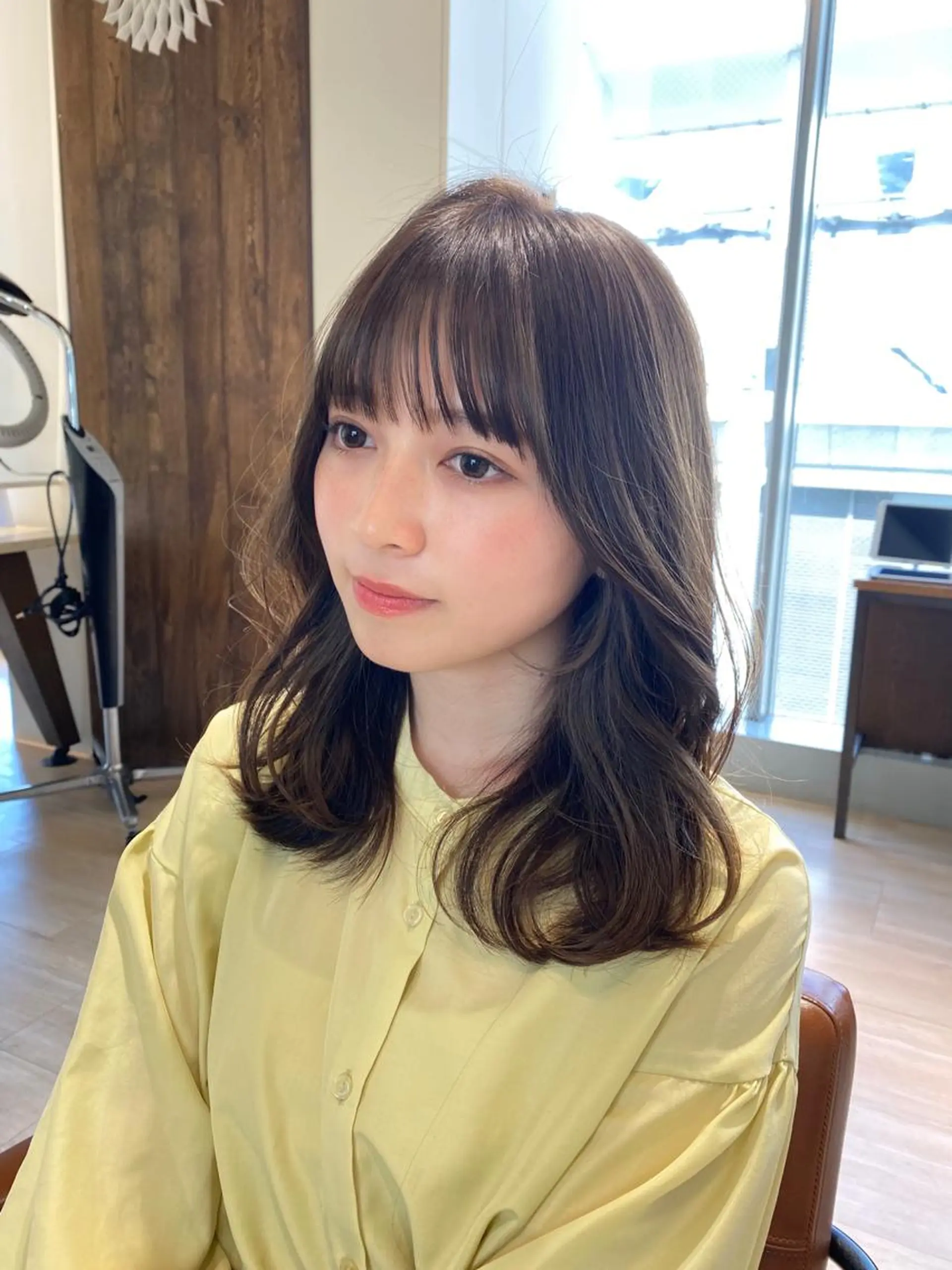 セミロング カラー アッシュ ベージュカラー イルミナカラー くびれヘア シースルーバング 佐藤 悠衣/透明感 カラー/似合わせ前髪のヘアスタイル