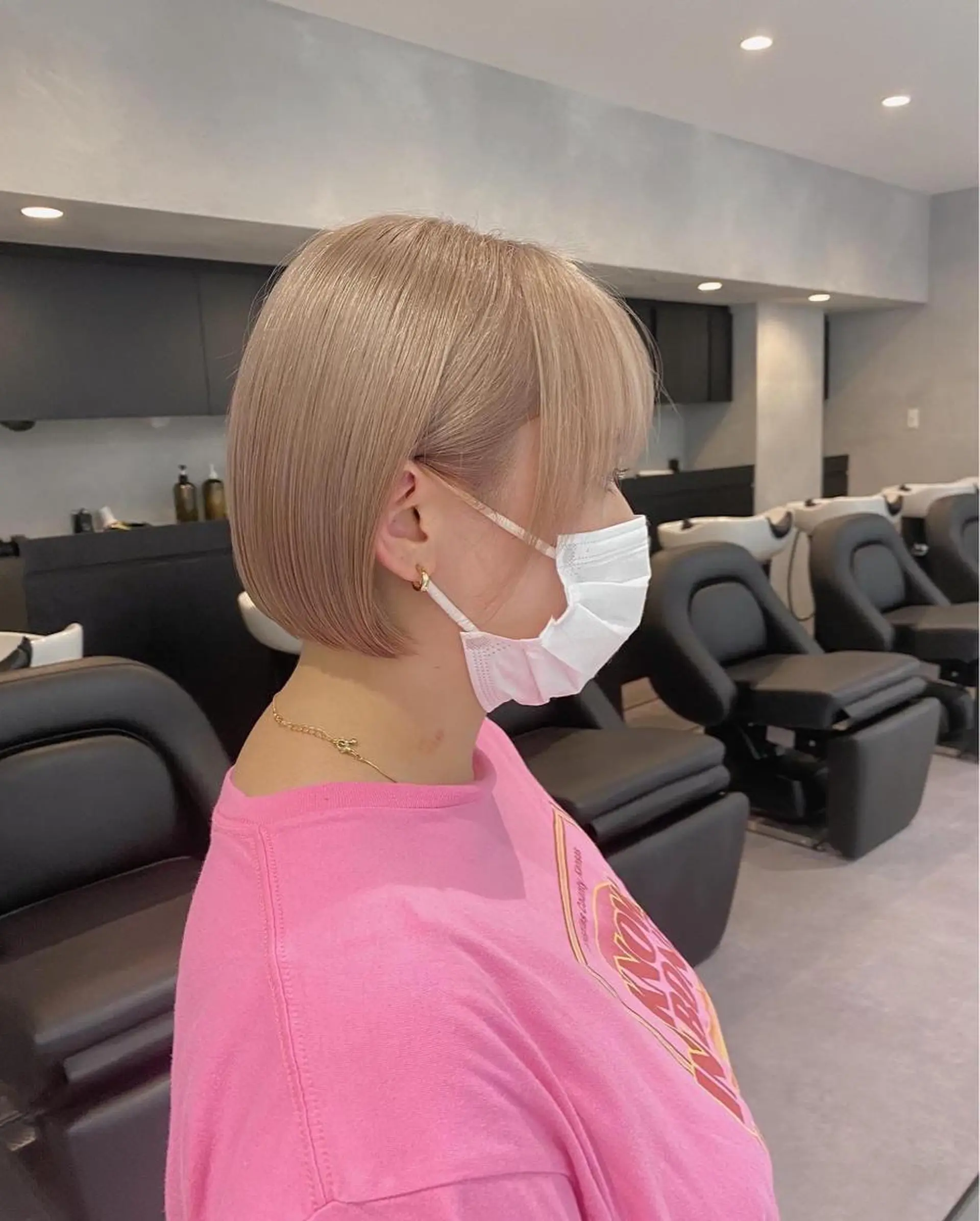 ショート カラー ベージュカラー ミルクティーベージュ ボブ カット ヘアカラー トリートメント 鈴木/ミルクティー/ ブリーチ/ボブ/のヘアスタイル