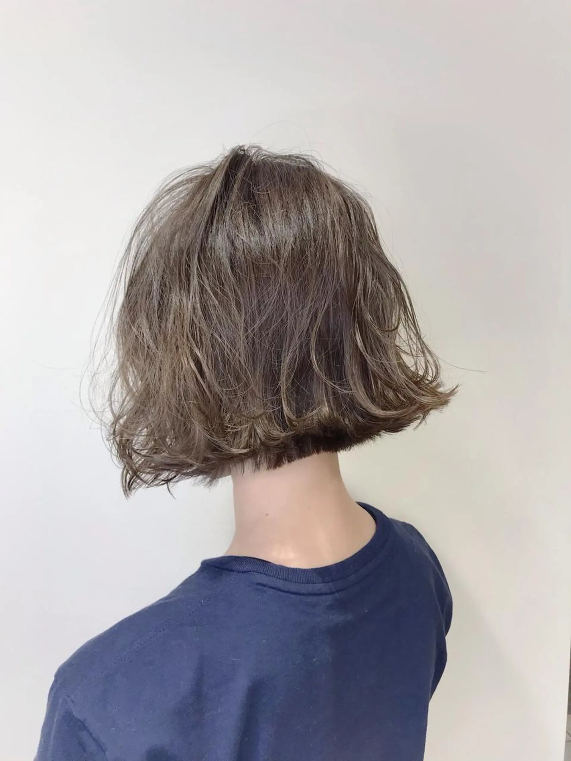 ショート カラー グレージュ ハイライトカラー イルミナカラー ボブ ハイライト カット ヘアカラー ボブ・レイヤーカット 吉敷航一のヘアスタイル