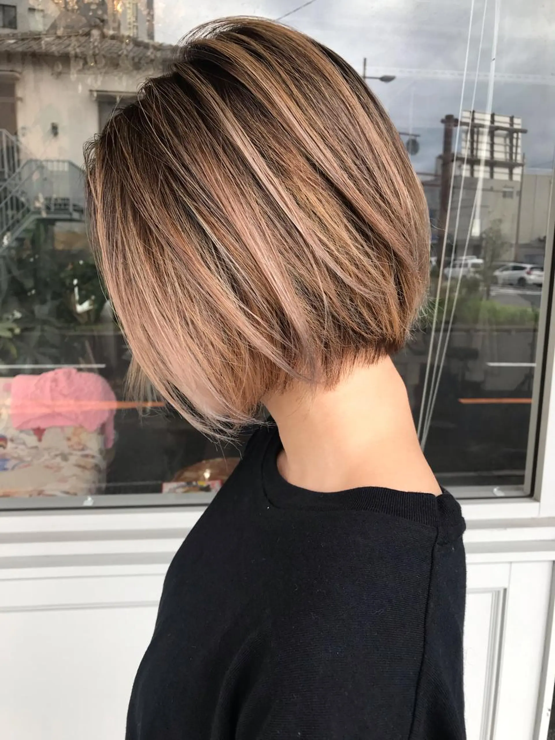 ミディアム カラー ヘアアレンジ お団子ヘア 結婚式・ブライダル 切りっぱなしボブ バレイヤージュ デザインカラー Mariana/ 鶴原-ハイライトのヘアスタイル