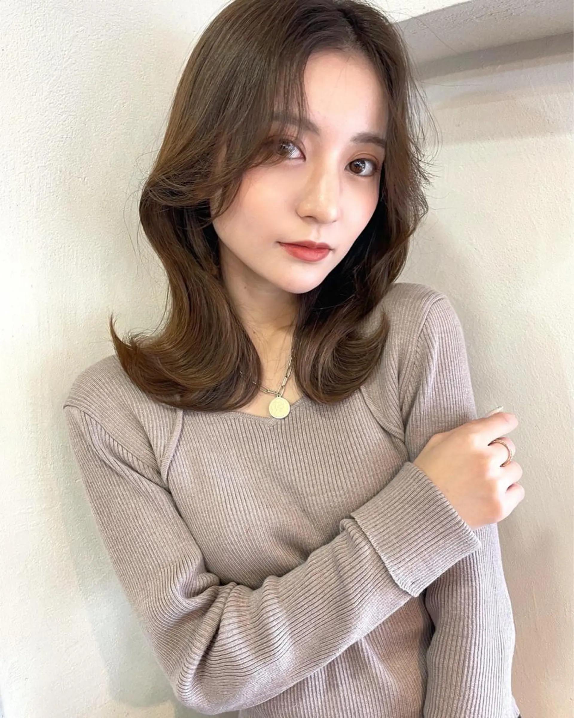 セミロング カラー レイヤーカット、 大人可愛い　中村美羅のヘアスタイル