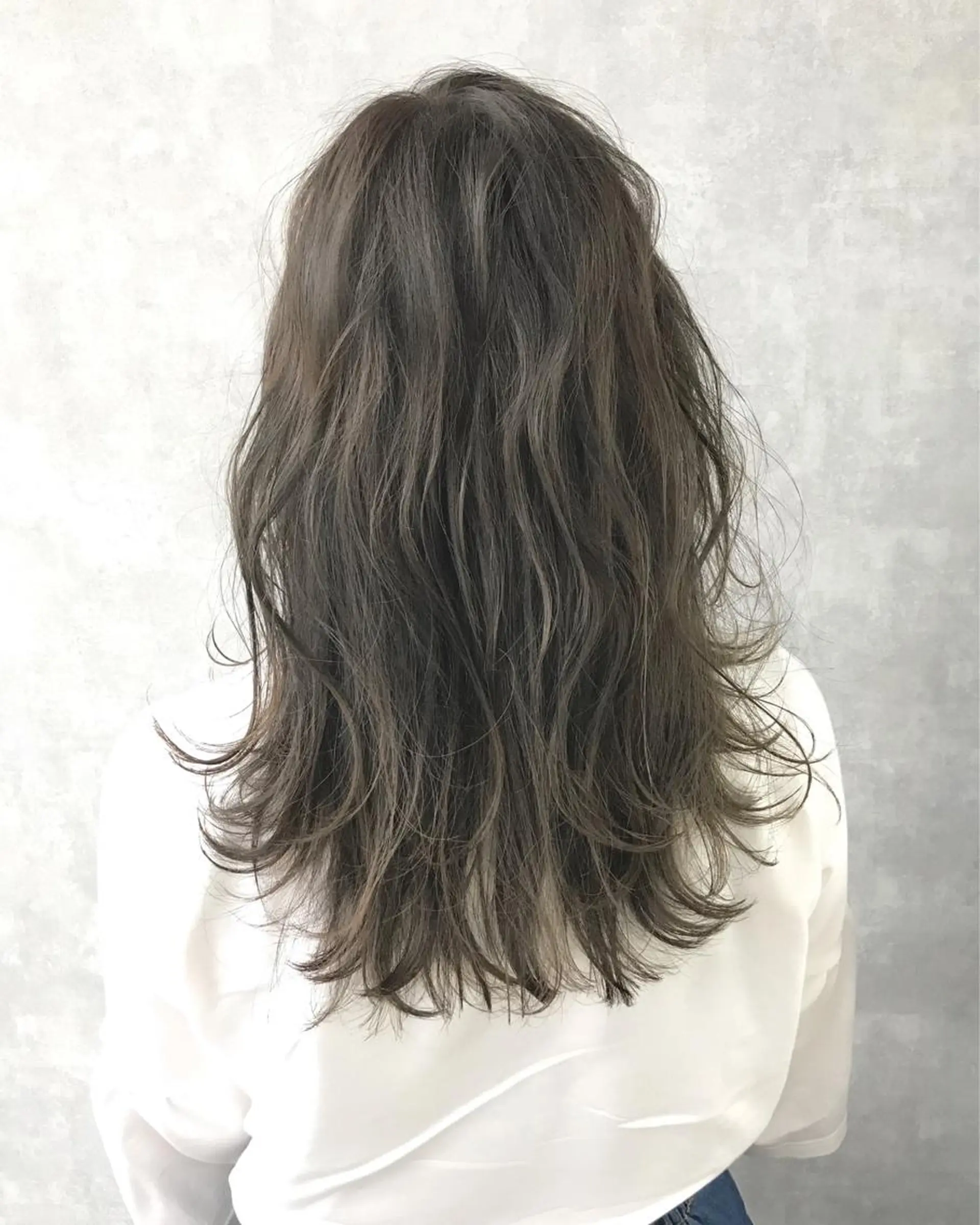 セミロング カラー TOMOYAレイヤー ブリーチ縮毛矯正のヘアスタイル