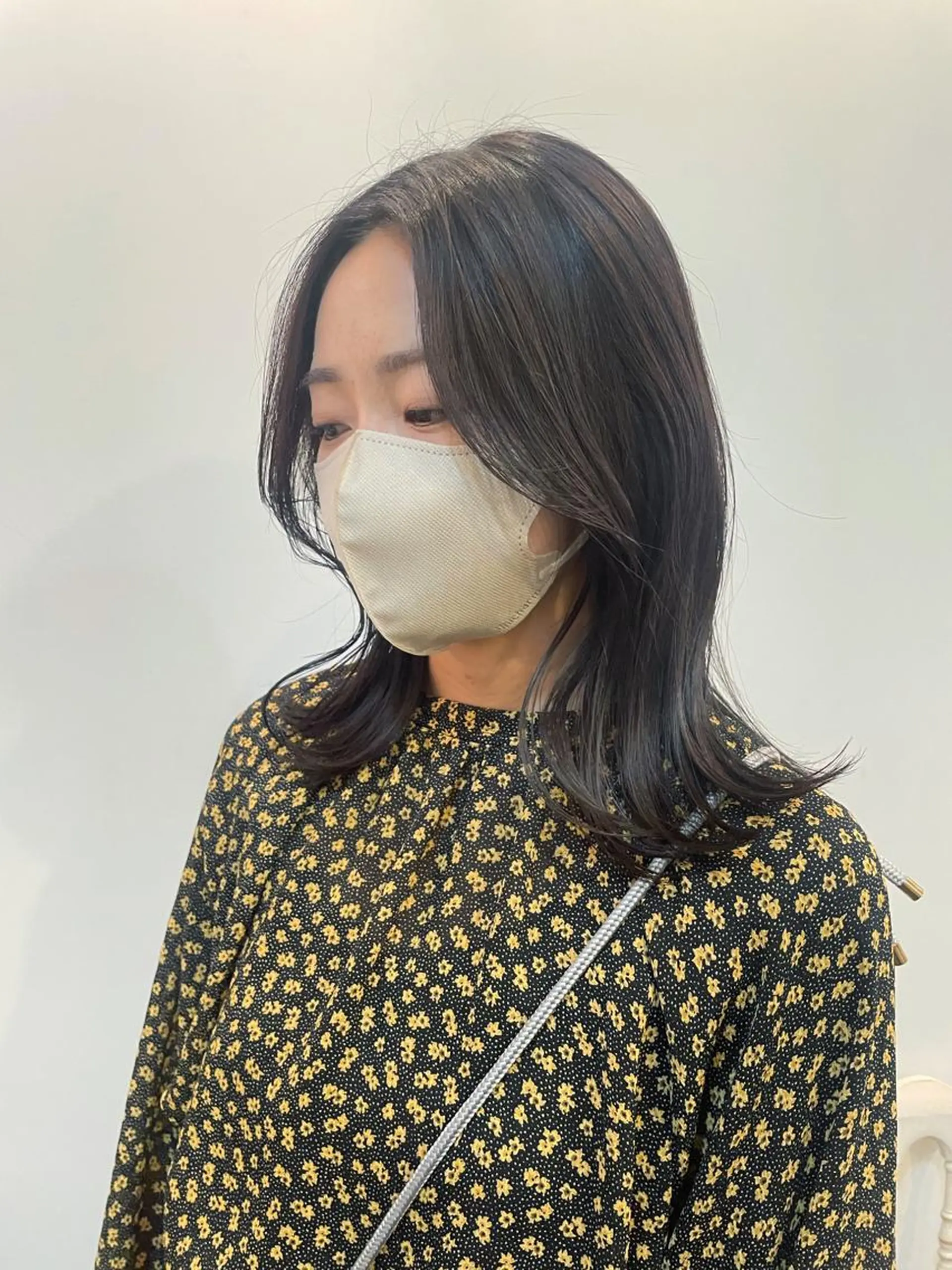 ミディアム カラー アッシュ アッシュグレー 外ハネヘア カット ヘアカラー トリートメント HIROKI ” stylistのヘアスタイル