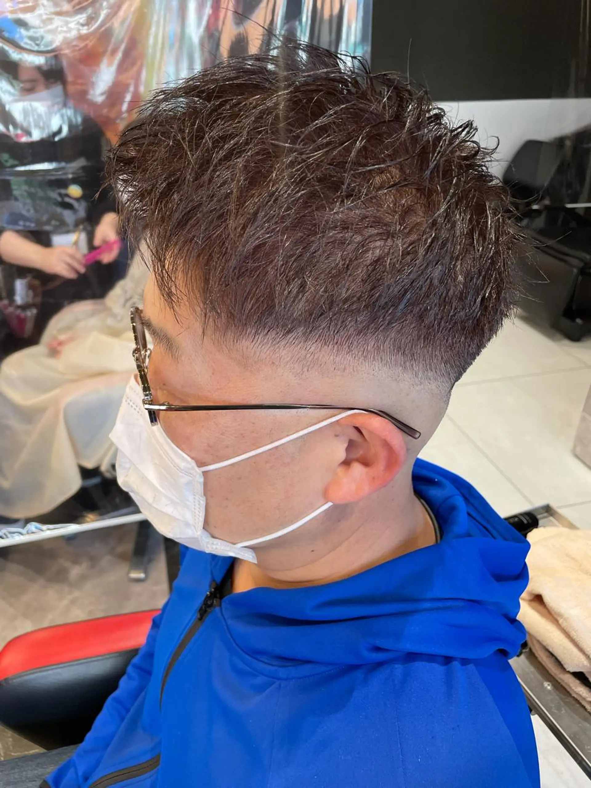 ショート カラー メンズ フェードカット ブラウンカラー マロンブラウン ヘアカラー トリートメント メンズヘア特化 崎田 成人のヘアスタイル