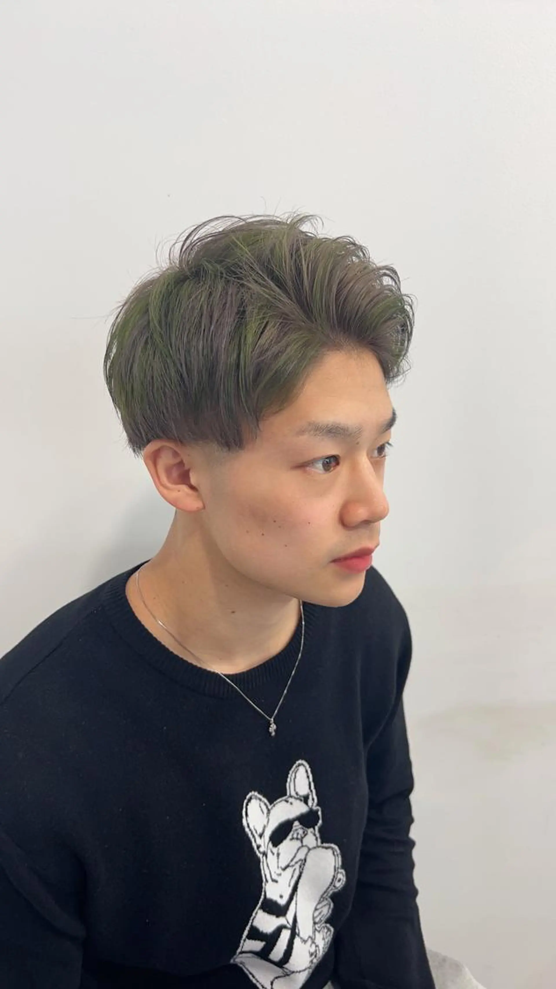 メンズ メンズブリーチ センターパート フェードカット メンズハイトーン メンズインナーカラー カット ヘアカラー MiRI💜地毛級 エクステ✖似合わせ技のヘアスタイル