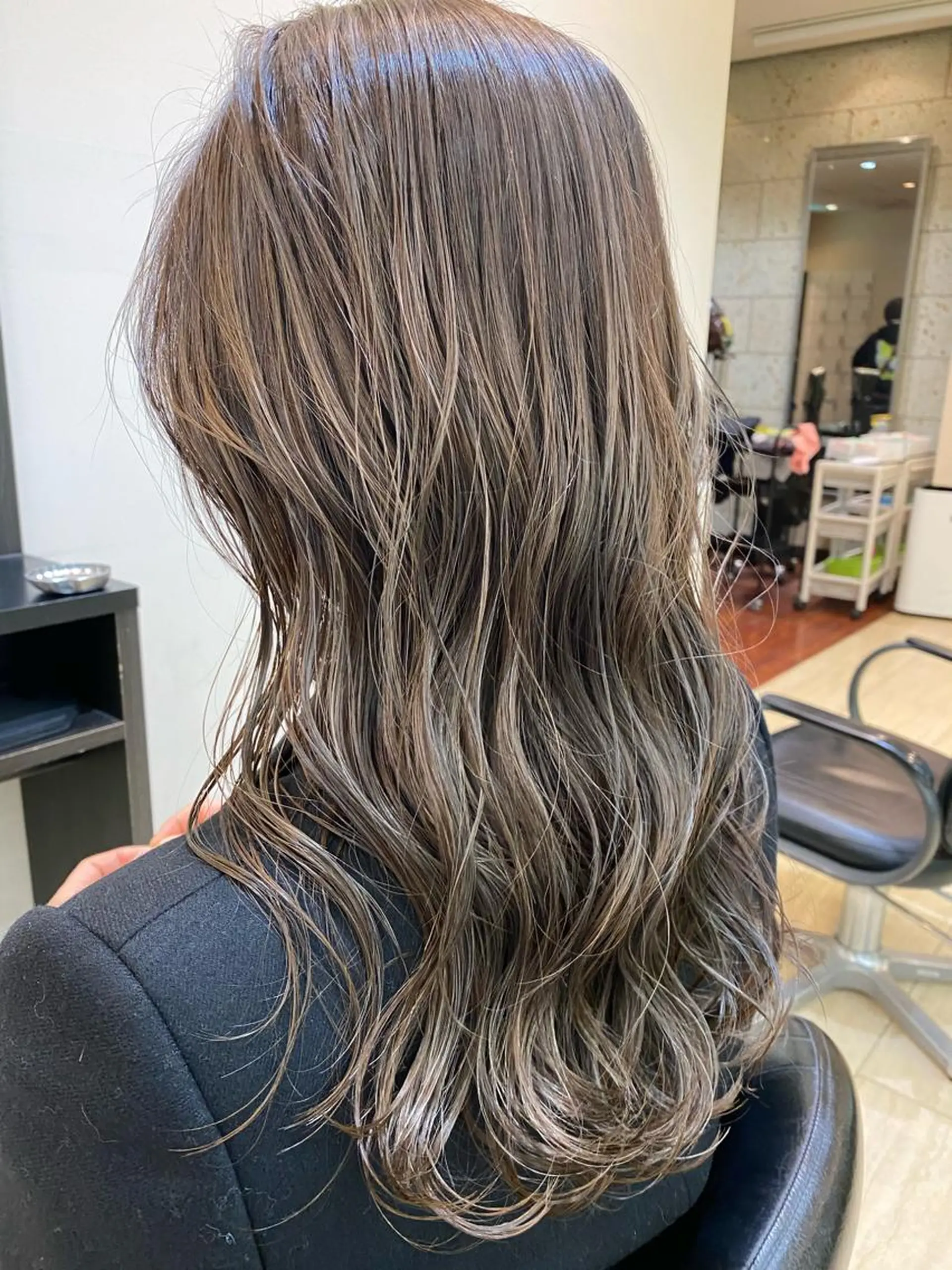 セミロング カラー グレージュ ハイライトカラー ハイライト wa daのヘアスタイル