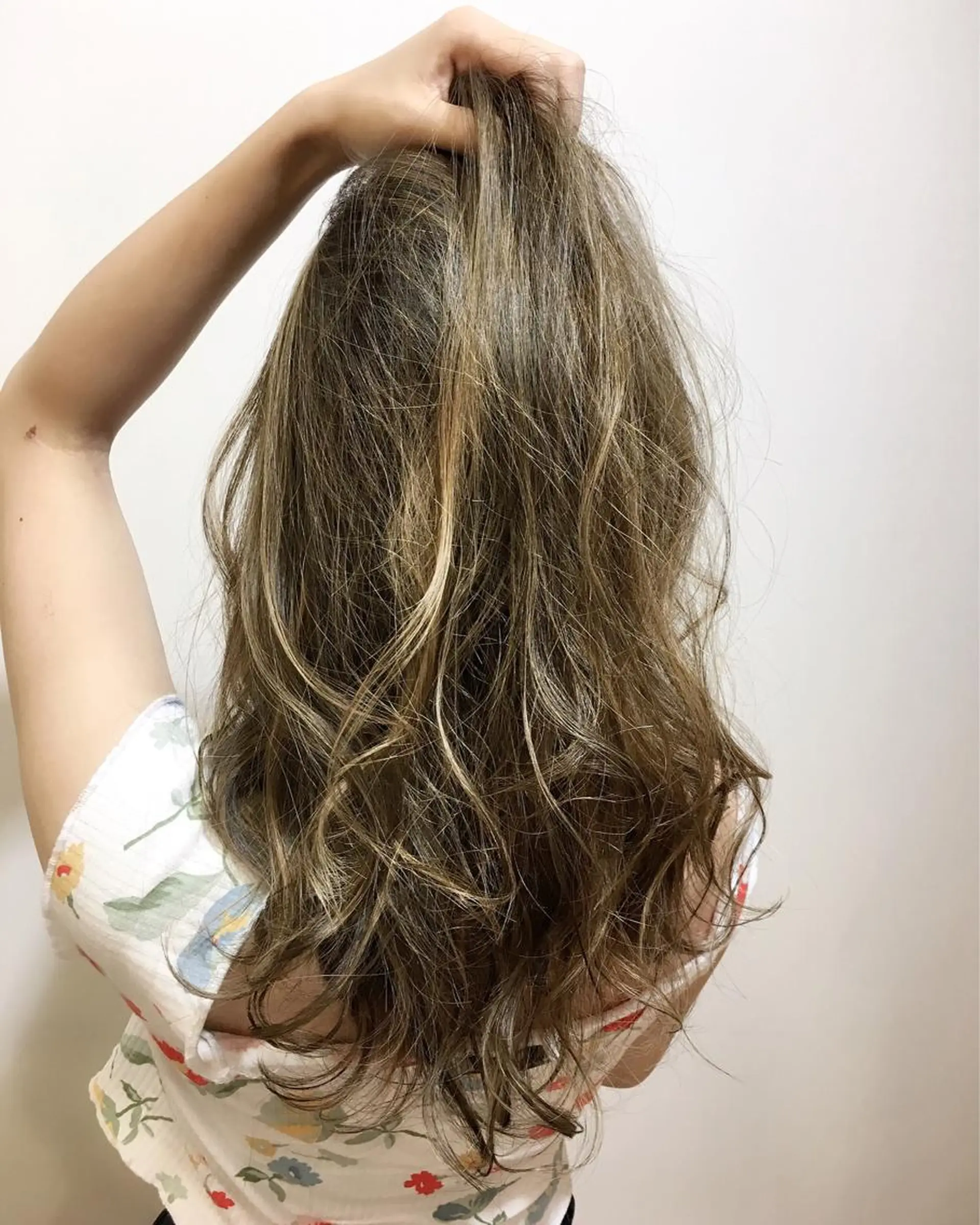 ロング カラー アッシュ ベージュカラー 透明感カラー ハイライトカラー ミルクティーベージュ 海外風レイヤーカット 👑店長　平松　由のヘアスタイル