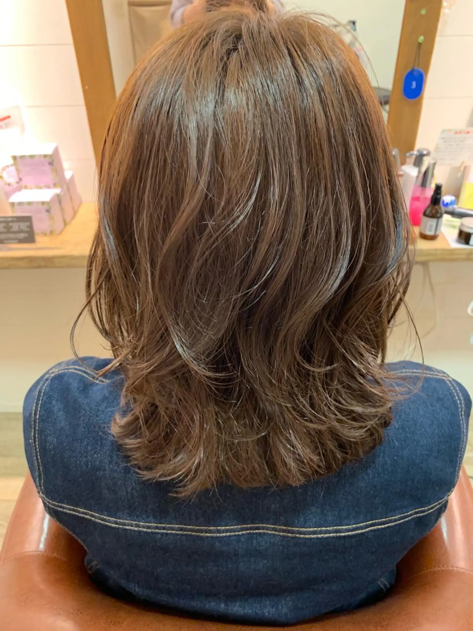 ミディアム カラー 井上 涼花のヘアスタイル