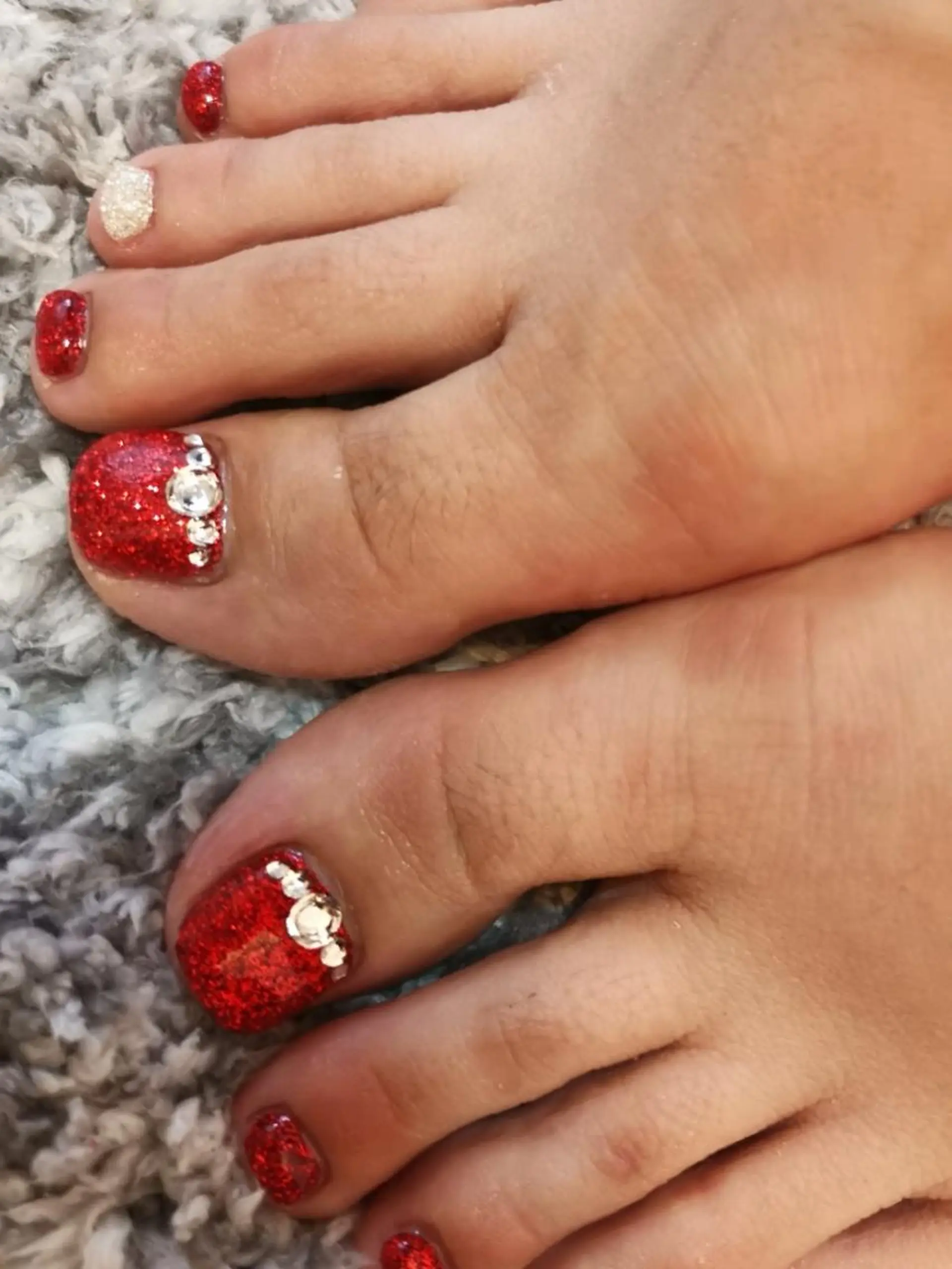 ネイル ラメ(グリッター) 赤色 シルバー フットネイル 人気エリア💖完全個室【ルリエ】所属・ネイルサロン Lelienルリエのネイルデザイン