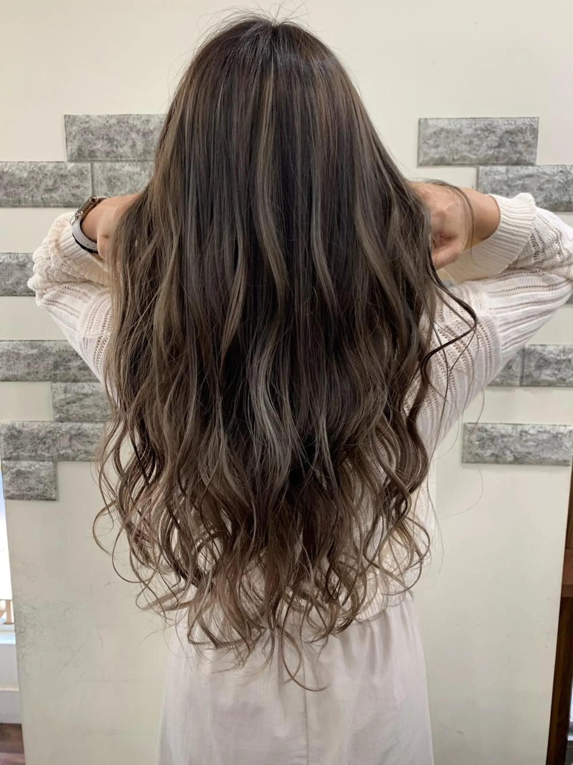 ロング カラー SALOWIN新宿三丁目 Frente店所属・薄田 珠美のヘアスタイル