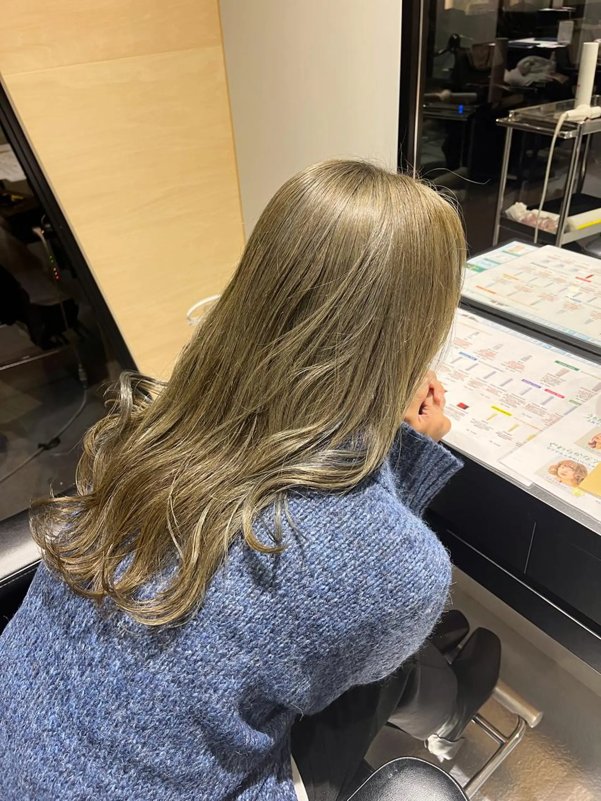 ロング カラー パーマ ヘアアレンジ 透明感カラー グレージュ ハイトーンカラー オリーブグレージュ オリーブグレー 山下 とよかのヘアスタイル