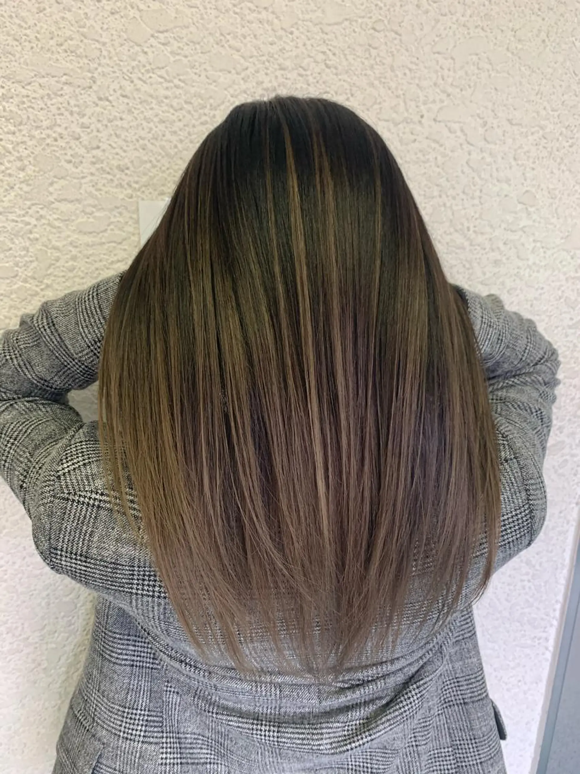 セミロング カラー バレイヤージュ レイヤーカット ブリーチ特化／ハイト ーン／ホワイトカラーのヘアスタイル