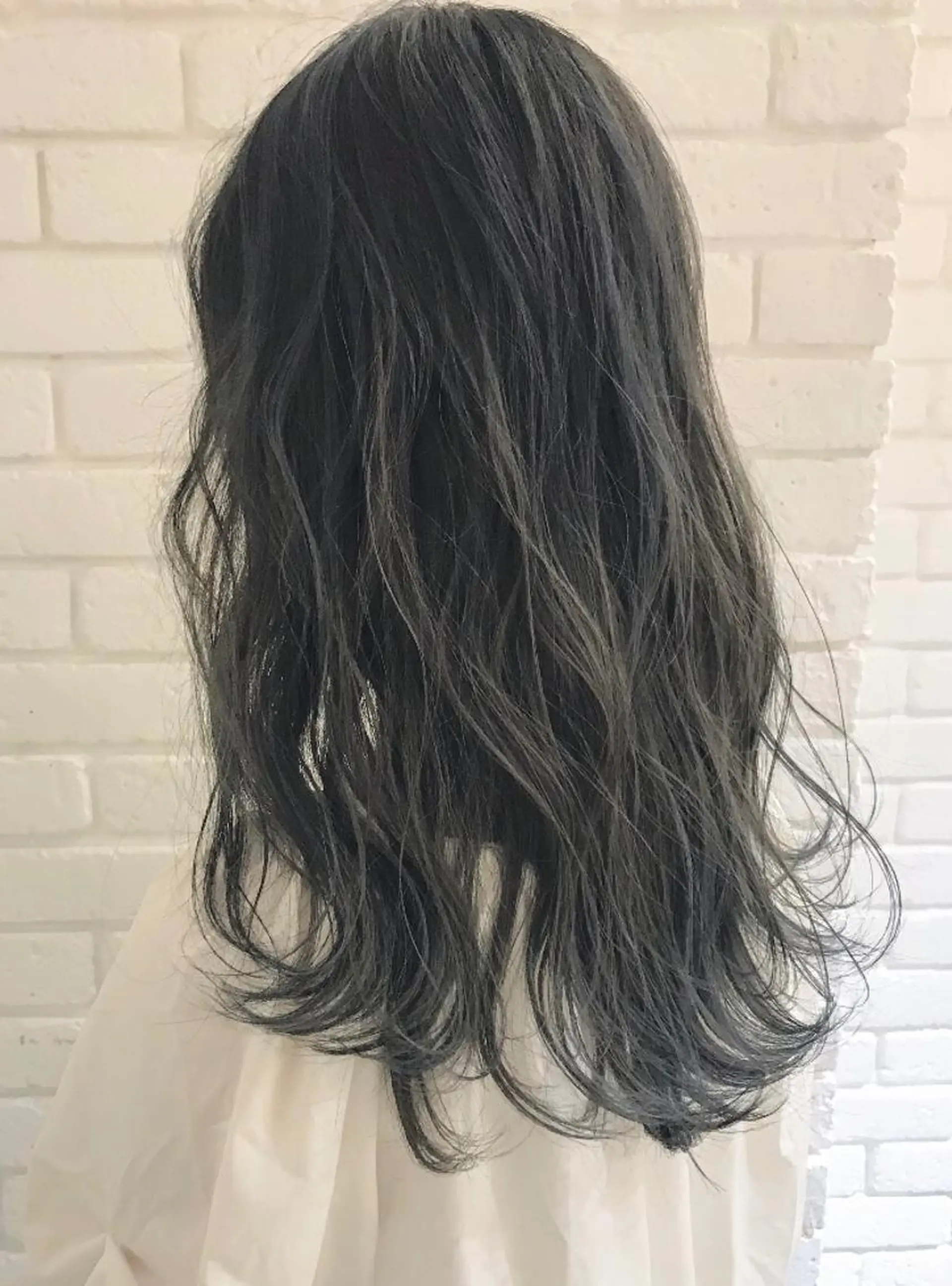 ロング カラー バレイヤージュ シルバー レイヤーカット GARDENes緑井店所属・杉田 健太のヘアスタイル