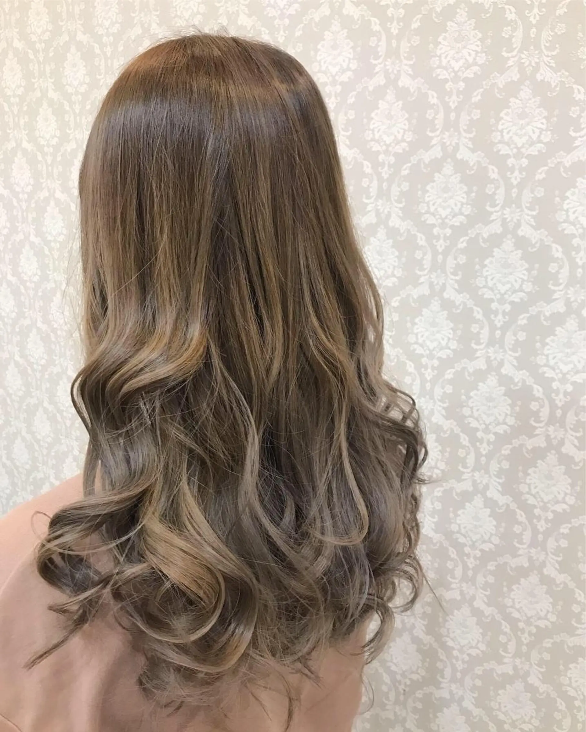 カラー バレイヤージュ グラデーションカラー グレージュ ササキ トモシのヘアスタイル