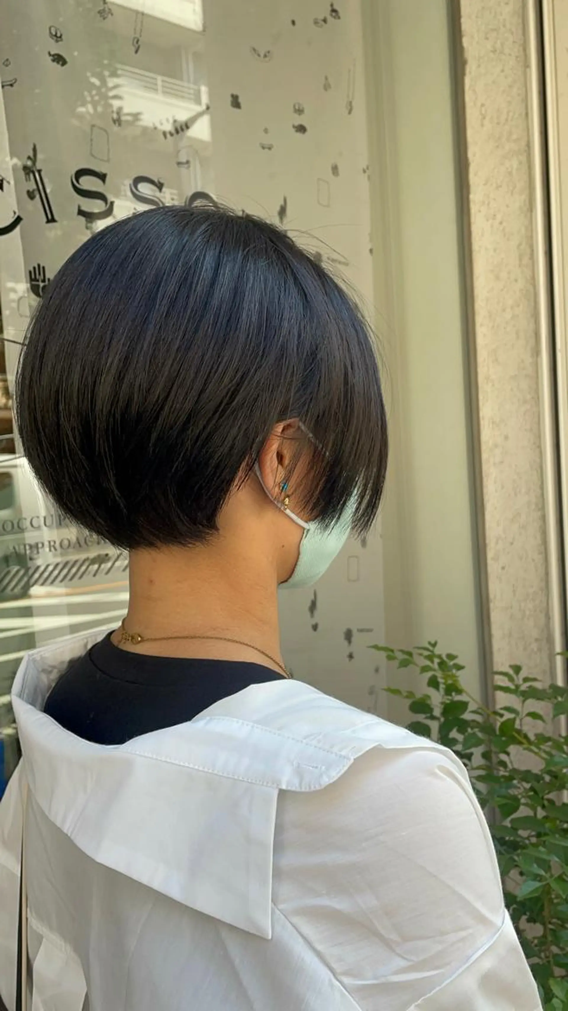 ショート カラー 黒髪 ブルーカラー ブルーブラック CoCooN Hiromiのヘアスタイル