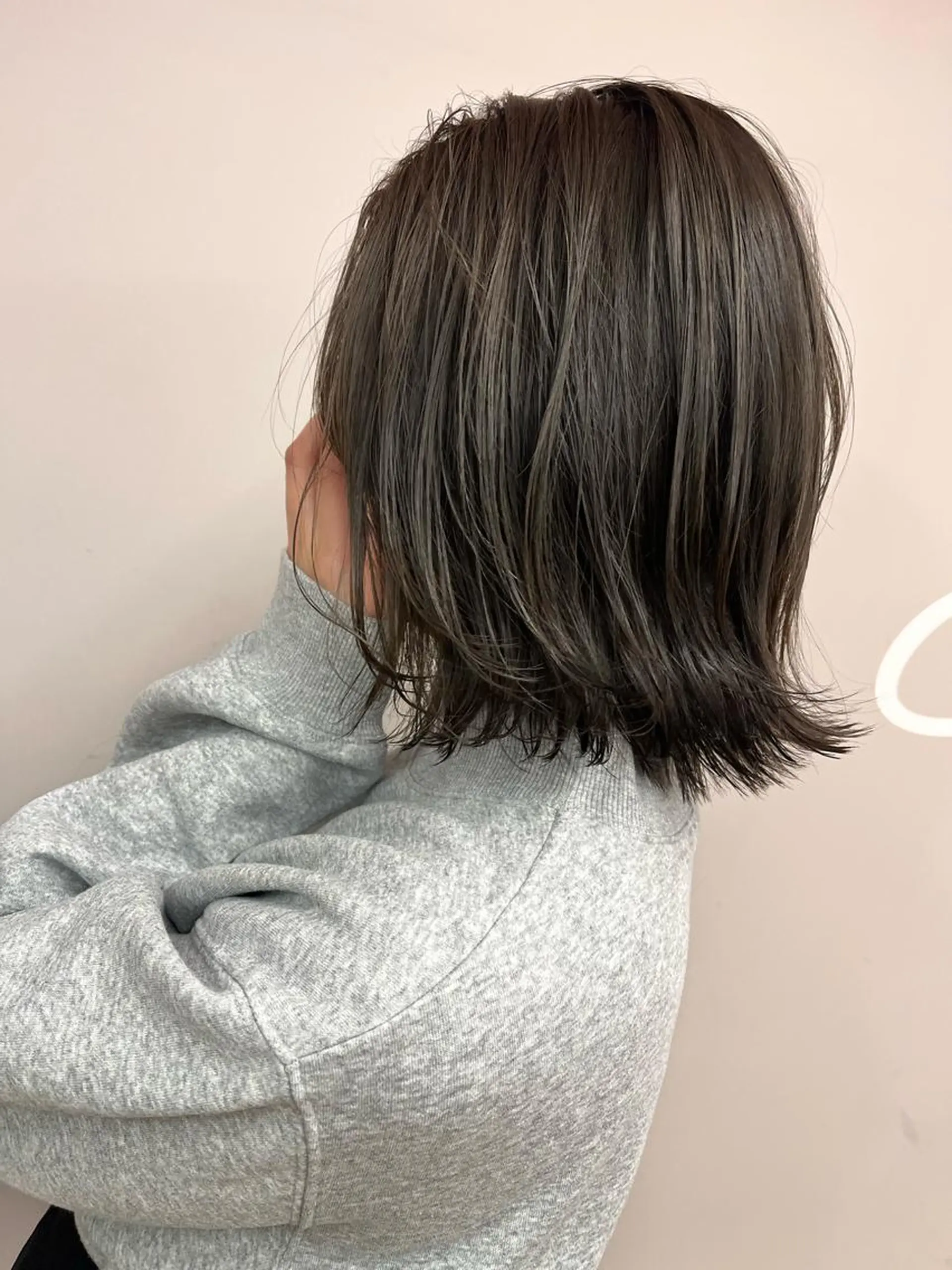 ミディアム カラー グレージュ ボブ 外ハネヘア SALOWIN神戸三宮店所属・【美髪を叶える】中谷 彰宏（アキ)のヘアスタイル