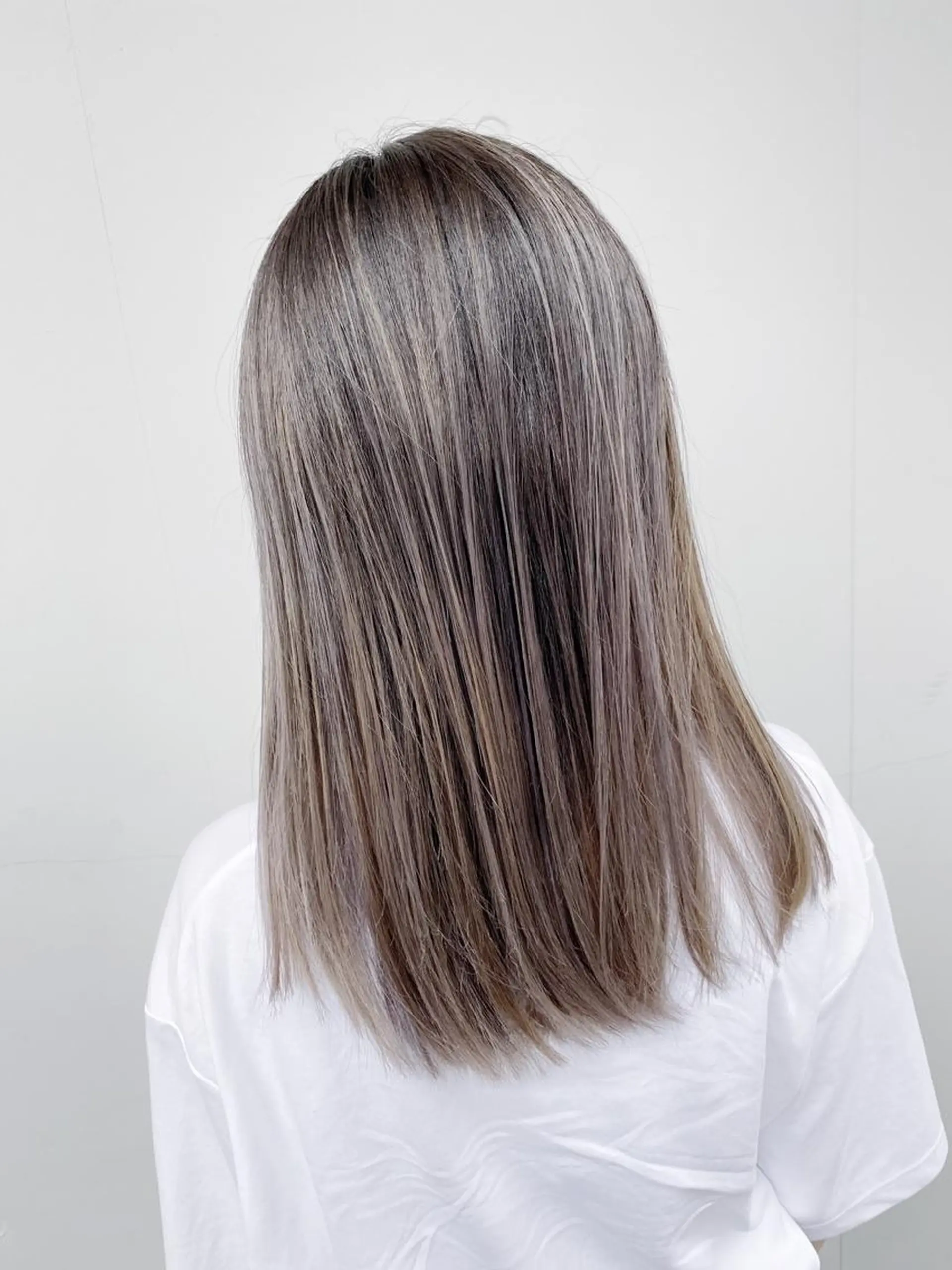 セミロング カラー ヘアアレンジ ハイライトカラー ハイトーンカラー ハイライト レイヤーカット ヘアカラー ✨ハイクオリティ✨ 山本香也のヘアスタイル