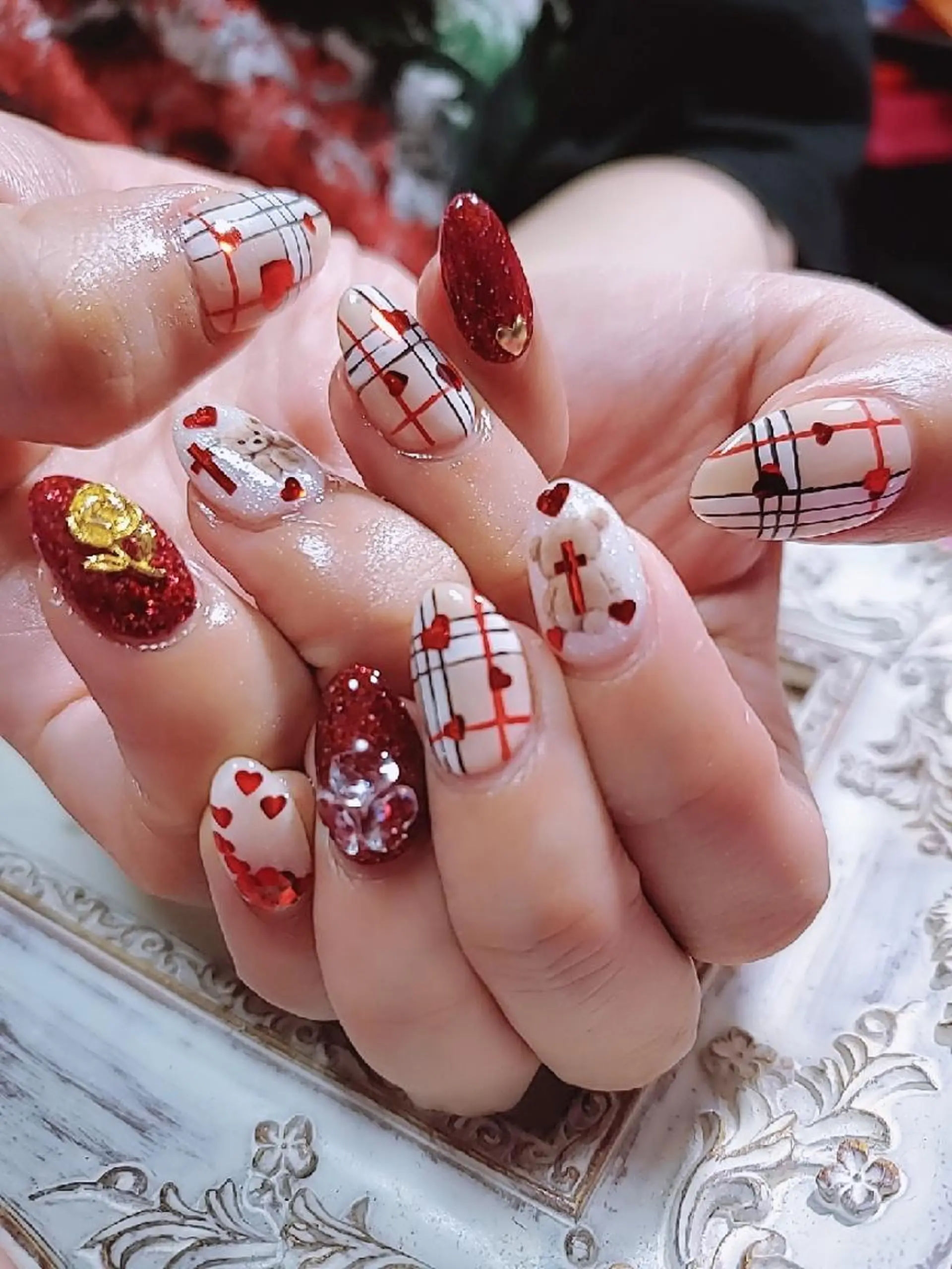 ミディアム ネイル ガーリー 赤色 ハンドネイル mamo nailのネイルデザイン