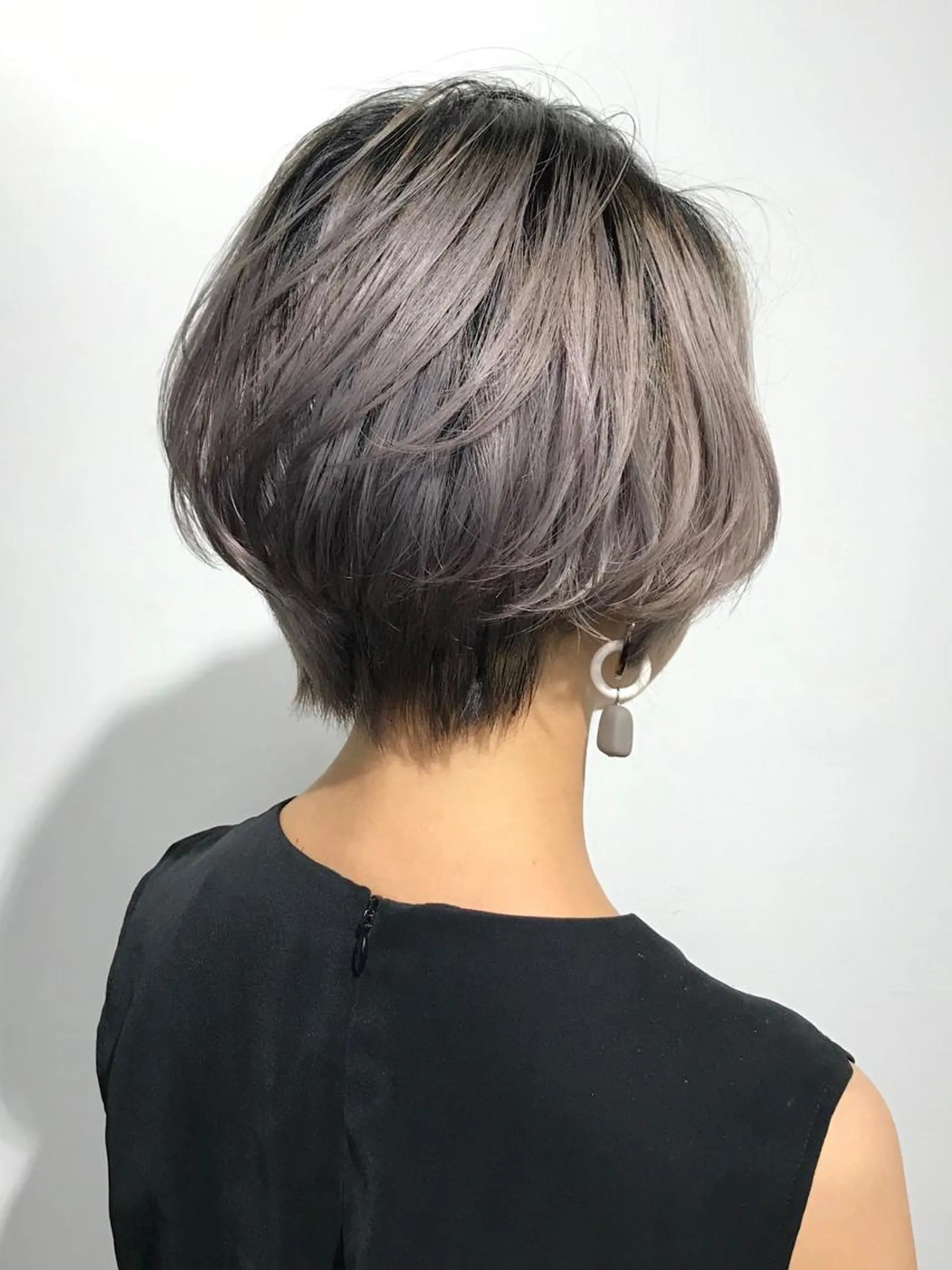 ショート TOMOYAレイヤー ブリーチ縮毛矯正のヘアスタイル