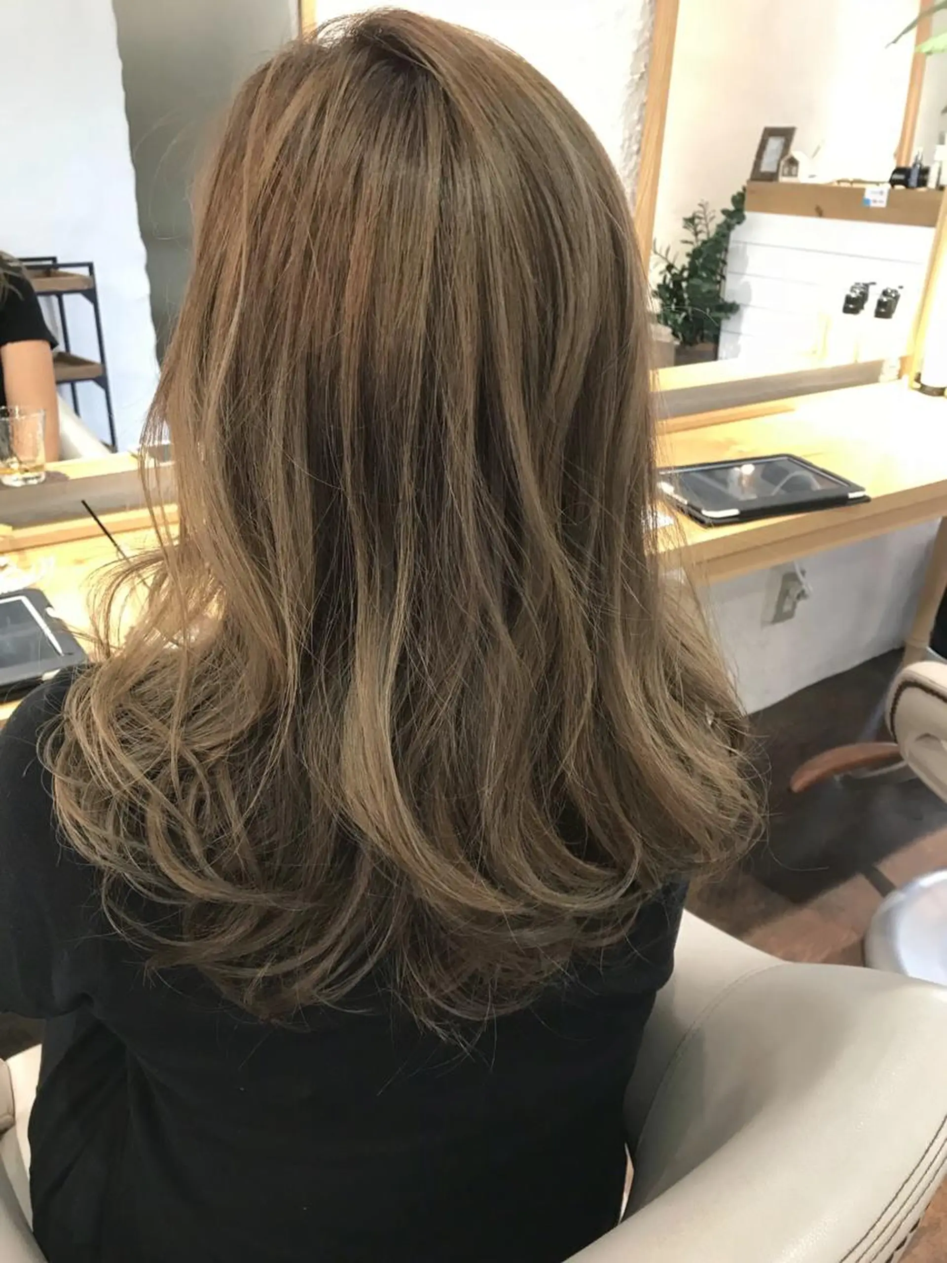 ミディアム カラー バレイヤージュ ベージュカラー ハイライトカラー ミルキーベージュ ハイライト 伊藤 優希のヘアスタイル