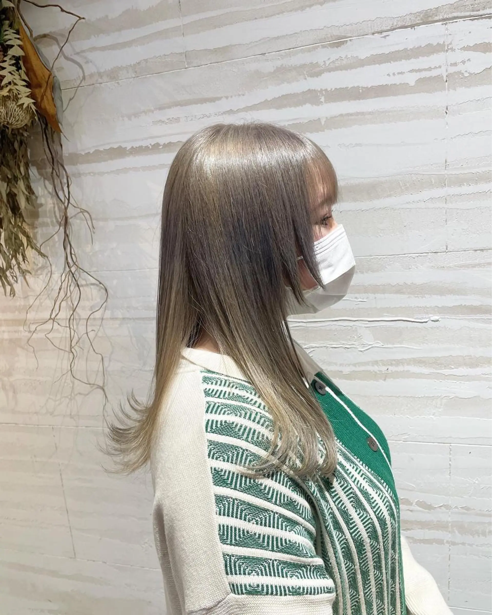 セミロング カラー ブリーチ グレージュ ヘナカラー 顔まわりレイヤー 顔周りカット ヘアカラー シェアサロン〜糸ito〜所属・Hiro ヒロのヘアスタイル