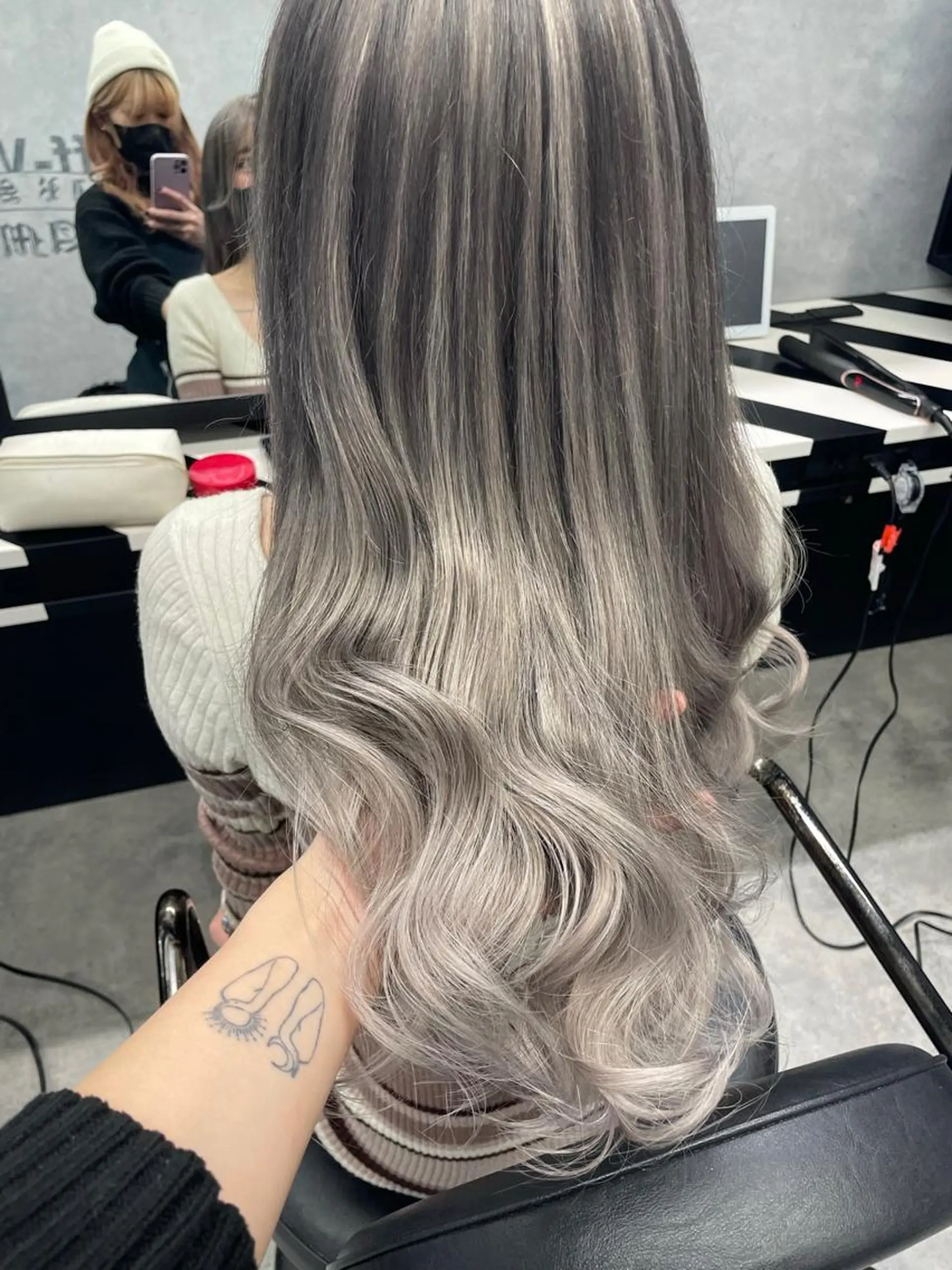 ミディアム エクステ レイヤーカット Cielro【 シェイロ 】所属・Cielro/ダブル カラー/西田咲希のヘアスタイル