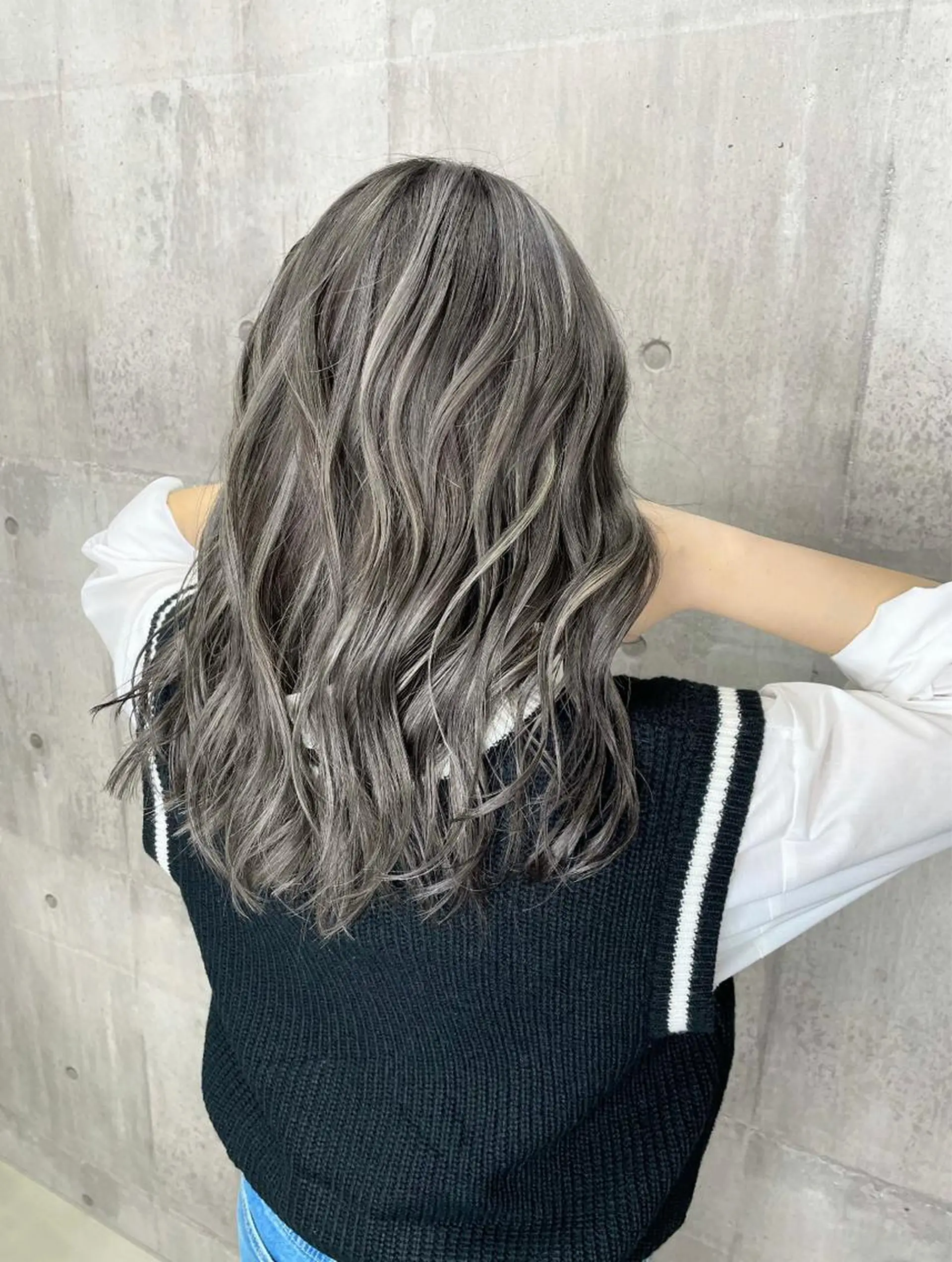 ロング カラー ハイライトカラー シルバー ハイライト ヘアカラー LUXBE LUCE 那覇小禄イオン店所属・LUXBE LUCE ひなののヘアスタイル