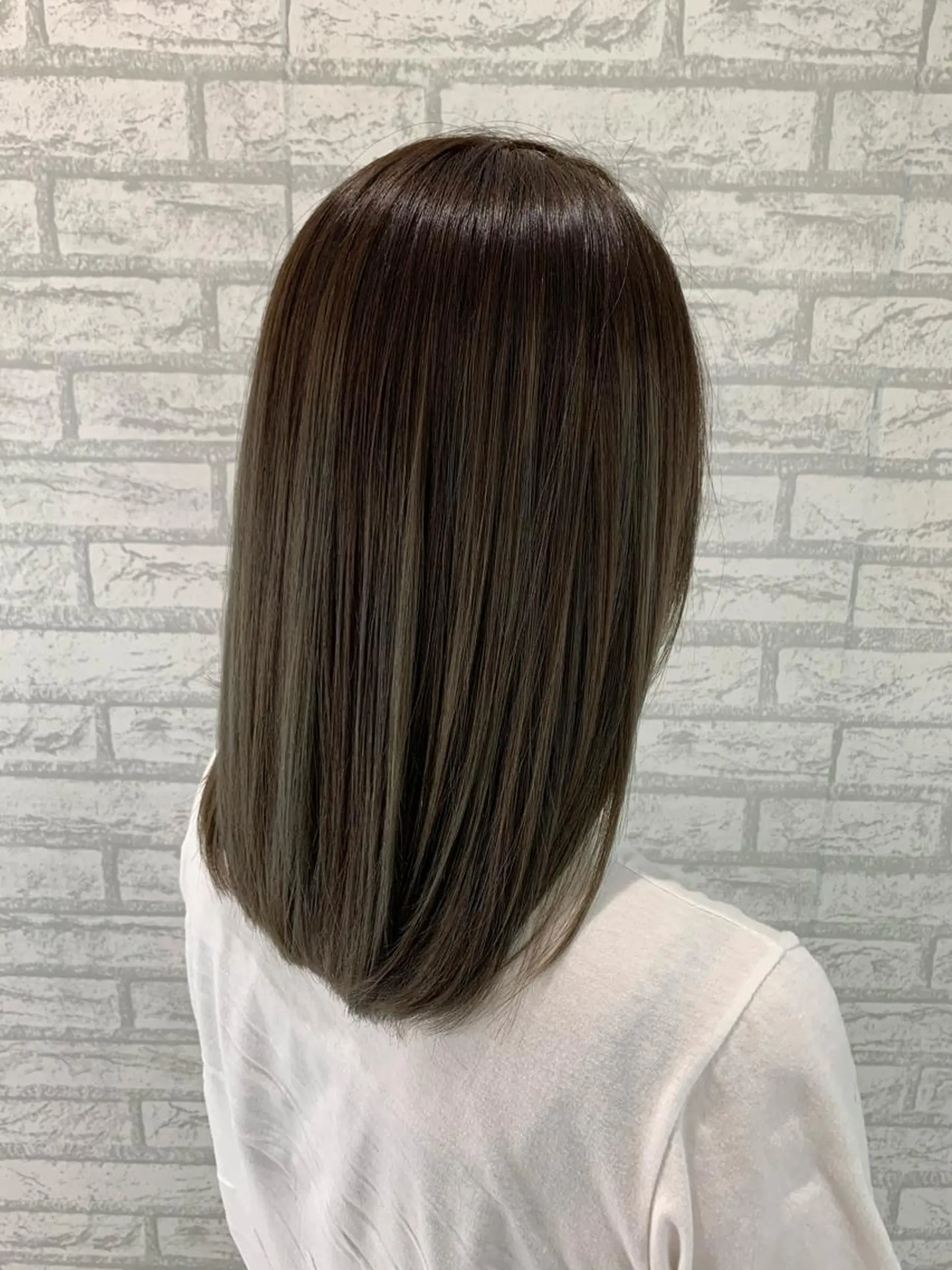 セミロング デザインカラー、艶髪 大塚　耕平のヘアスタイル