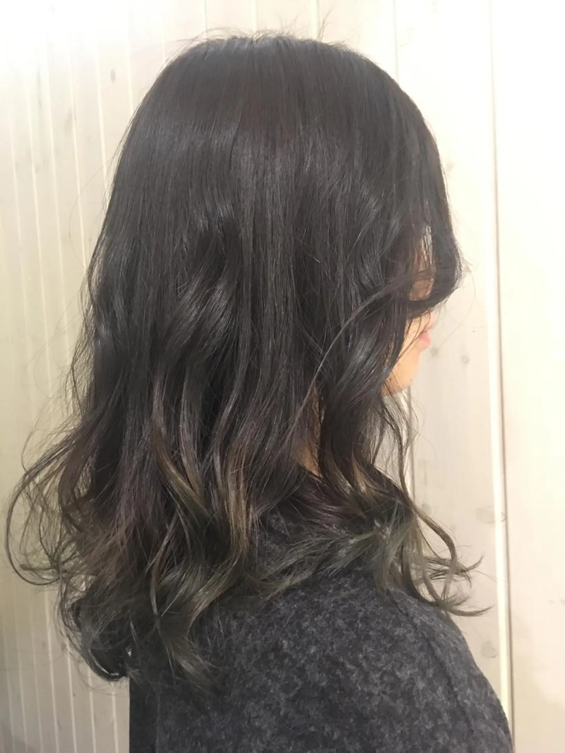 セミロング カラー アッシュ ブリーチ グラデーションカラー garlandeyelash所属・新中 茉莉香の眉毛・アイブロウイメージ