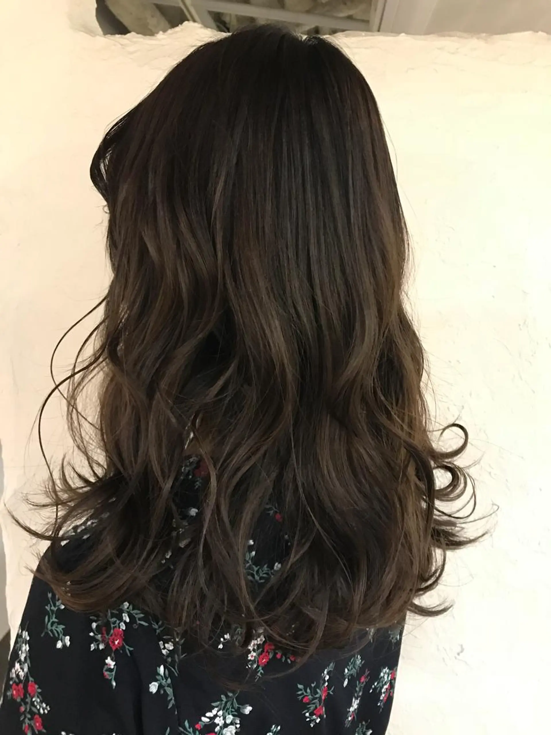 ロング カラー アッシュ ベージュカラー 伊藤 優希のヘアスタイル