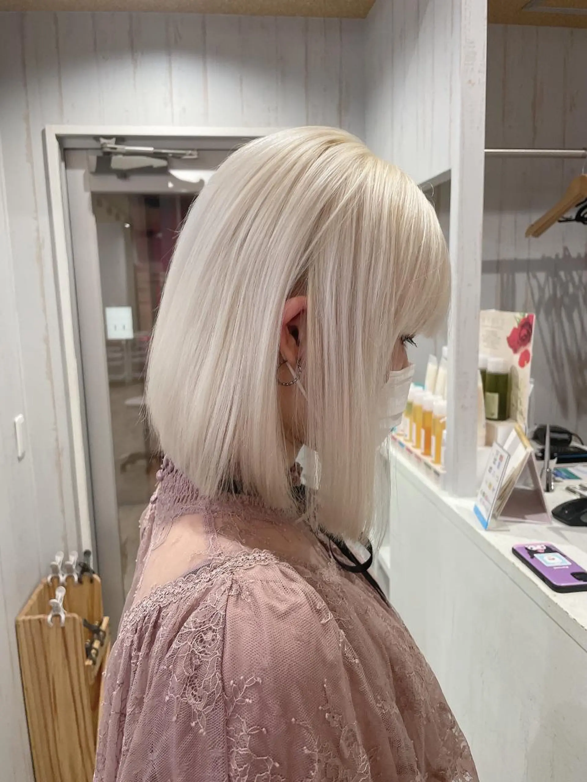 ミディアム カラー ブロンド ホワイトブロンド ボブ 深夜帯！説明文必読 Oahu iwataのヘアスタイル