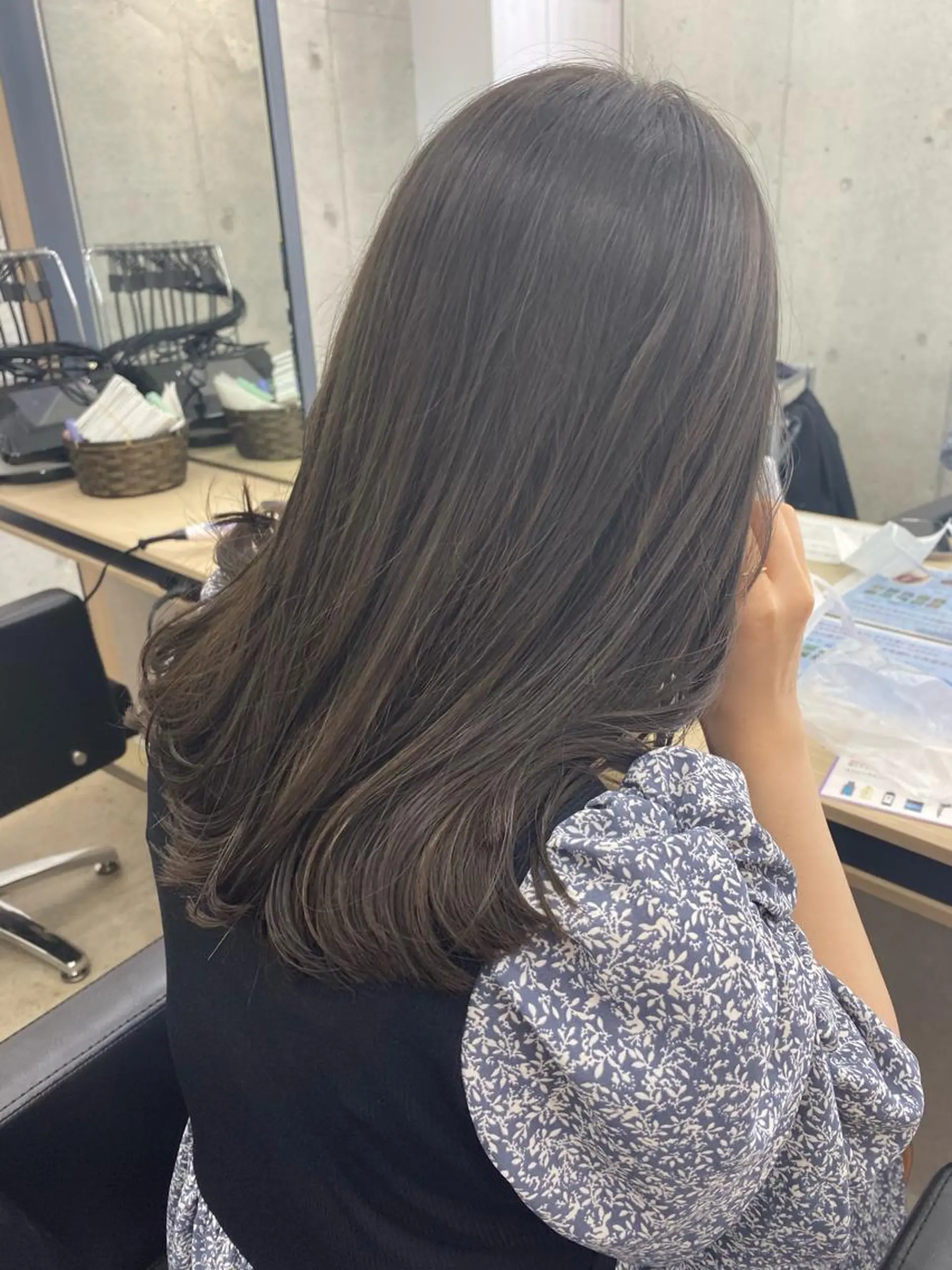 セミロング カラー オリーブ/アッシュ やわらか透明感カラーのヘアスタイル