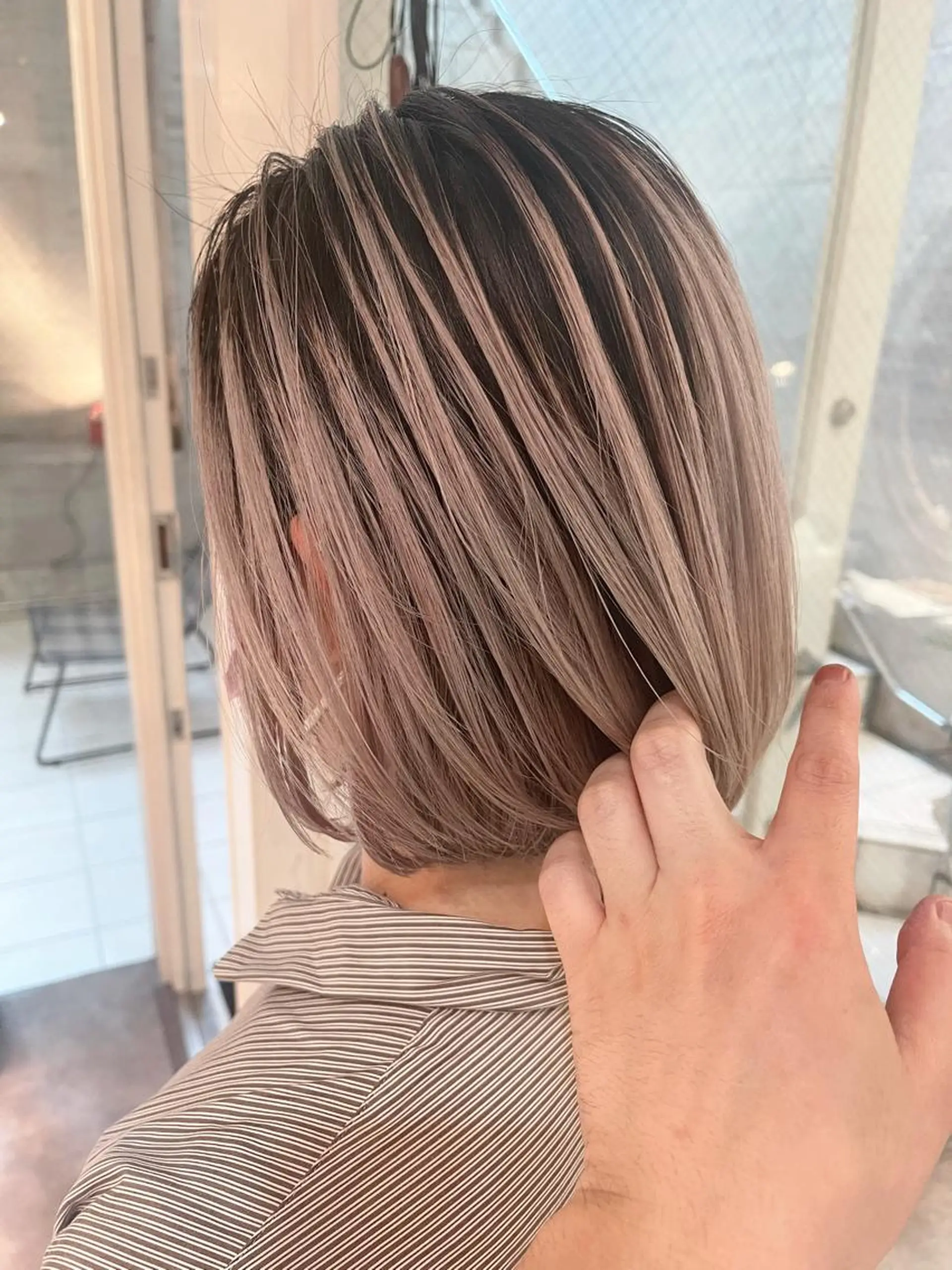 ミディアム ラベンダーベージュ レイヤーカット ヘアカラー 斉藤 潤一のヘアスタイル